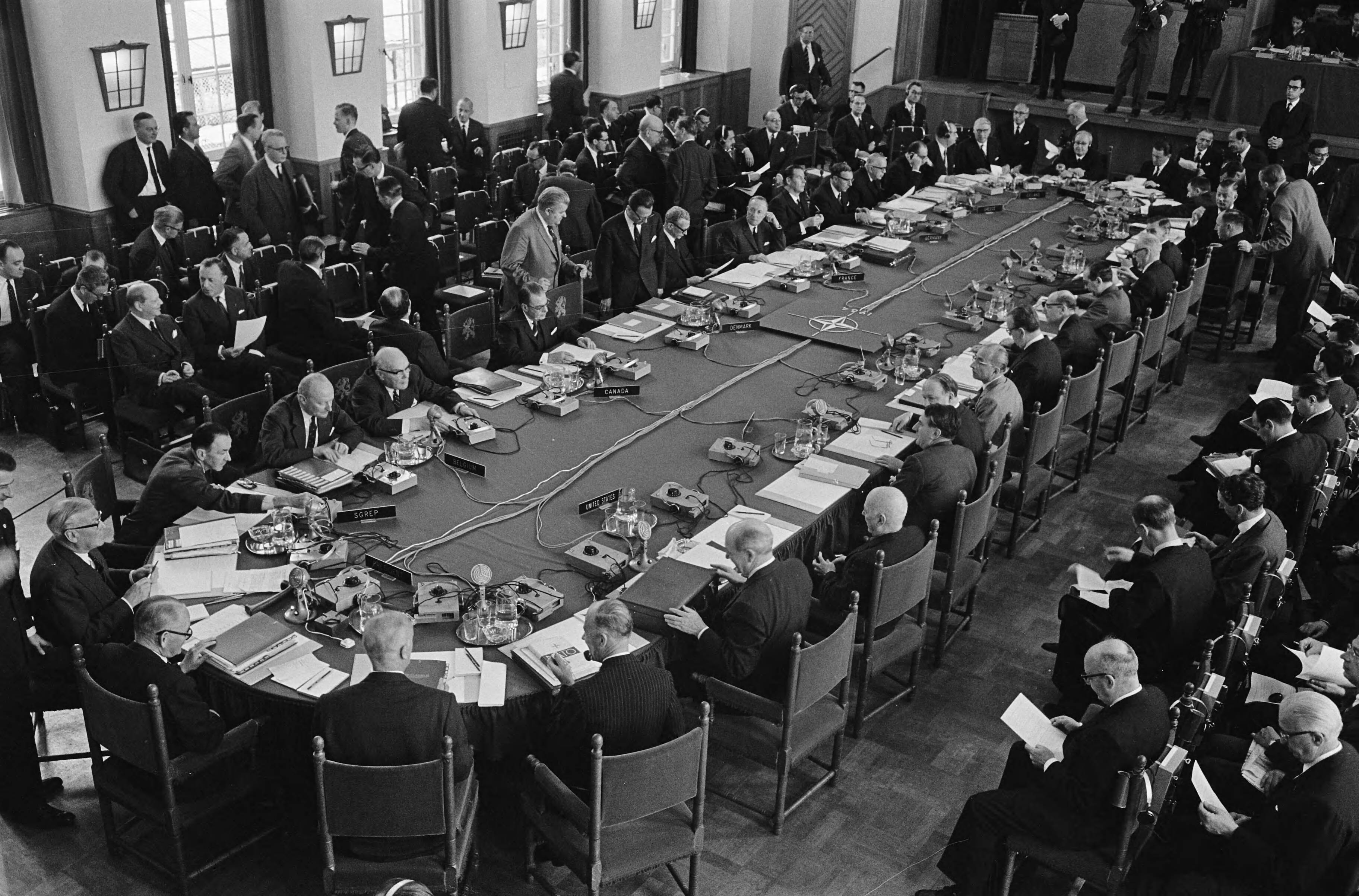 Fotocollectie Anefo — Opening NATO conferentie te Den Haag , overzichten — Foto: Pot, Harry / Anefo. Licentie: Set B: Rechtenvrij / Publiek Domein. Bron: Nationaal Archief. http://hdl.handle.net/10648/aa68dbfe-d0b4-102d-bcf8-003048976d84