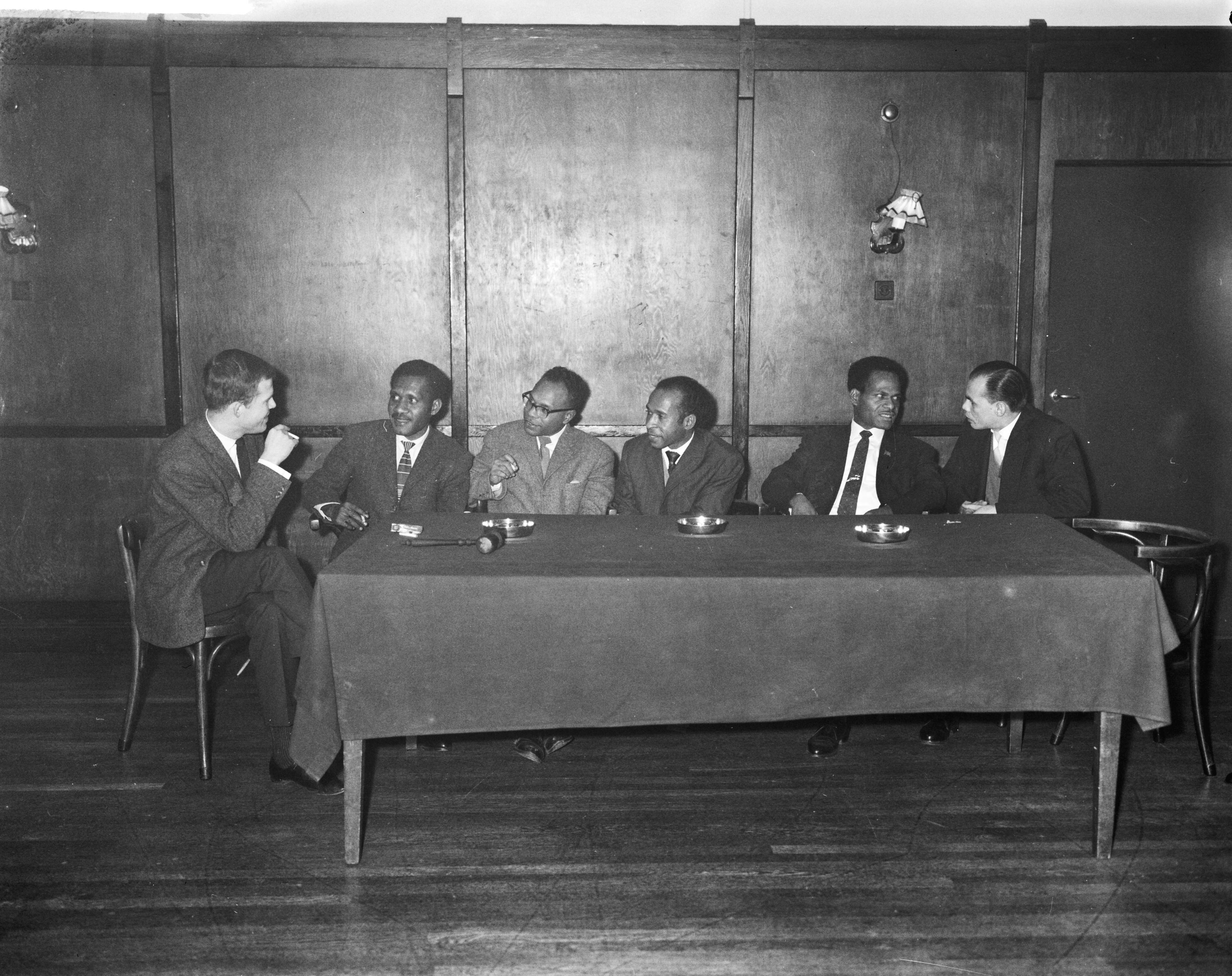 Fotocollectie Anefo — Forum van Papoea's gevormd op verzoek van de JOVD in Koog aan de Zaan met vlnr. D.W. Out (voorzitter JOVD), E. Semisu (bestuurslid Parna), A I. Indey (hoofd bestuurslid Parna), H. Wajoi (voorzitter Parna), M. Ouggé (bestuurslid Parna) en J. de Witt (bestuurslid Parna) — Foto: Rossem, Wim van / Anefo. Licentie: Set B: Rechtenvrij / Publiek Domein. Bron: Nationaal Archief. http://hdl.handle.net/10648/a9f84c36-d0b4-102d-bcf8-003048976d84