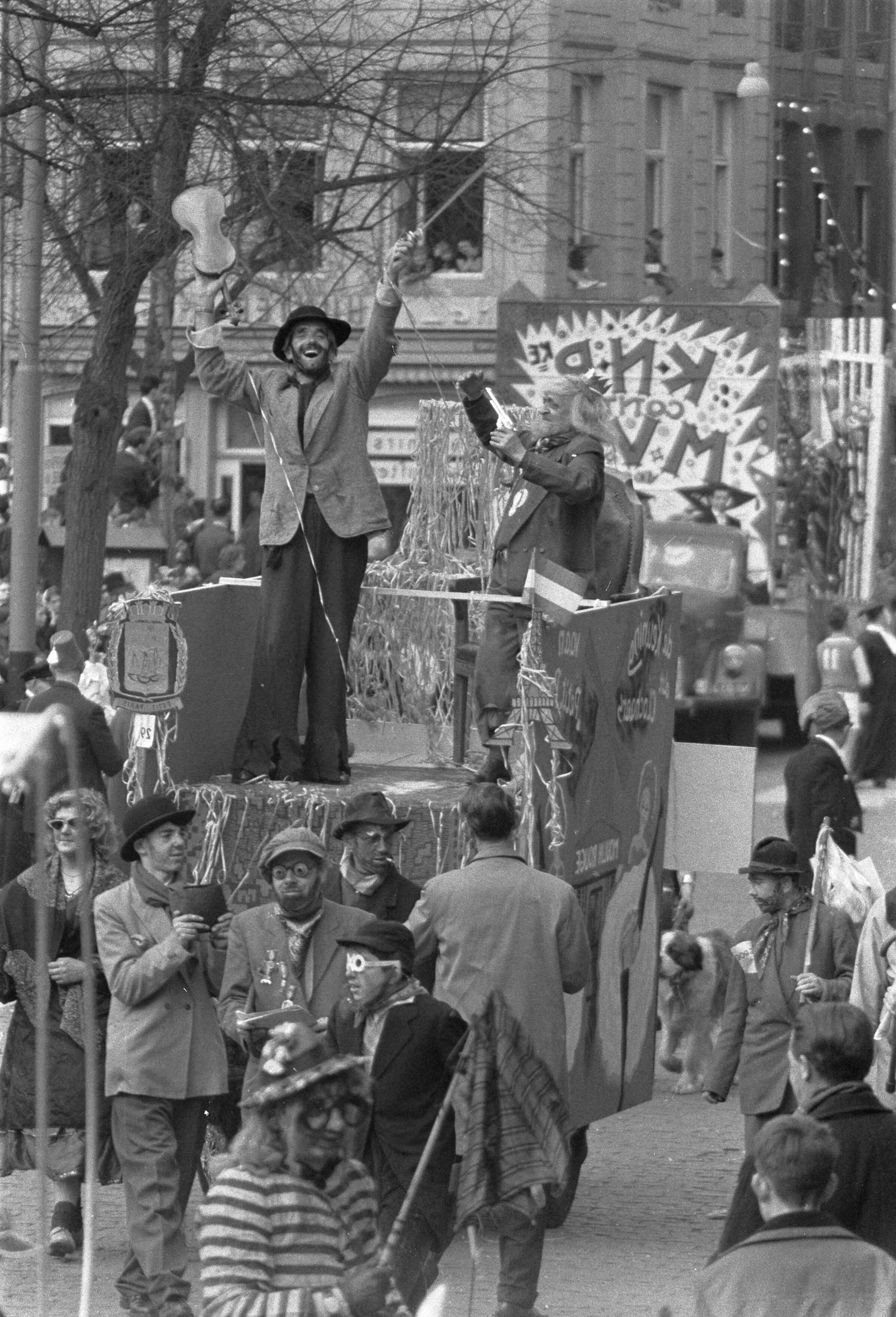 Fotocollectie Anefo — Carnavalsoptocht in Maastricht — Foto: Pot, Harry / Anefo. Licentie: Set B: Rechtenvrij / Publiek Domein. Bron: Nationaal Archief. http://hdl.handle.net/10648/a9a8fe38-d0b4-102d-bcf8-003048976d84