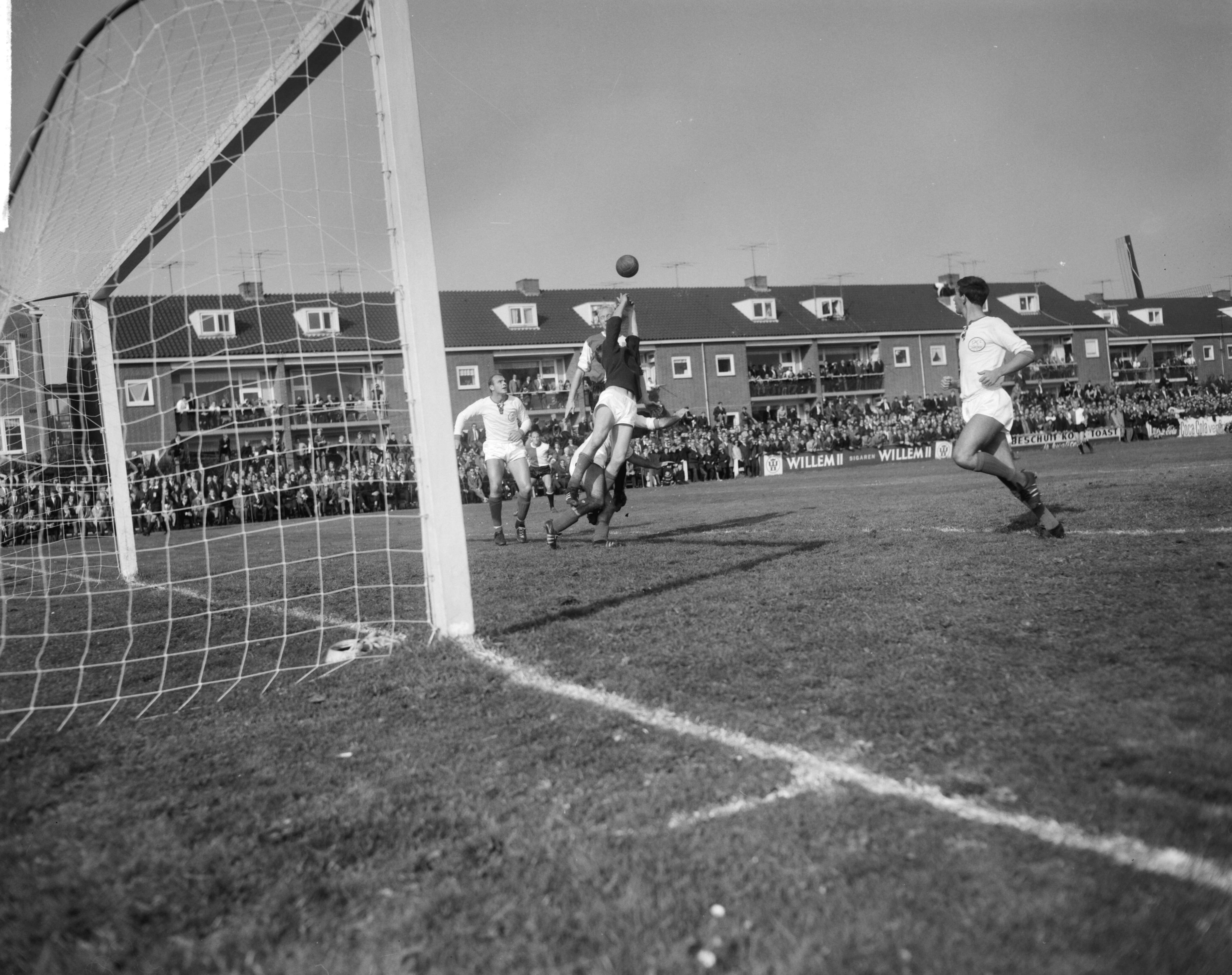 Fotocollectie Anefo — Voetbal. 1e ronde KNVB-beker. FC Zaanstreek tegen Feijenoord 1-2. Spelmoment voor het doel van FC Zaanstreek, luchtduel tussen Zaanstreek-keeper en Piet Kruiver (Feijenoord) — Foto: Bilsen, Joop van / Anefo. Licentie: Set B: Rechtenvrij / Publiek Domein. Bron: Nationaal Archief. http://hdl.handle.net/10648/aa7c9e6e-d0b4-102d-bcf8-003048976d84
