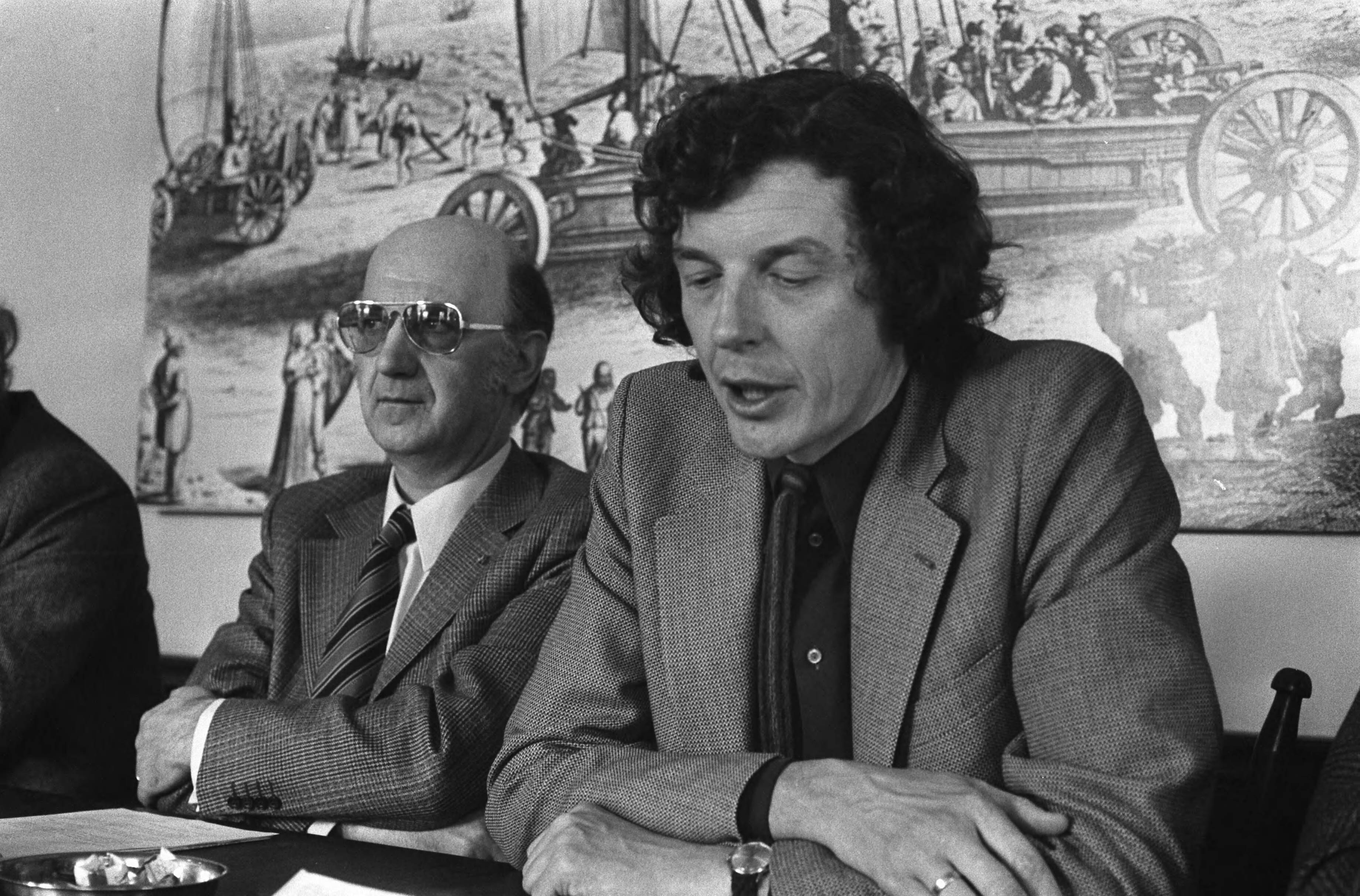 Fotocollectie Anefo — Persconferentie in Den Haag van NVV en NKV over federatie; NVV-voorzitter Kok en KNV-voorz. Spit (l) tijdens persconferentie — Foto: Verhoeff, Bert / Anefo. Licentie: Set B: Rechtenvrij / Publiek Domein. Bron: Nationaal Archief. http://hdl.handle.net/10648/ac478678-d0b4-102d-bcf8-003048976d84