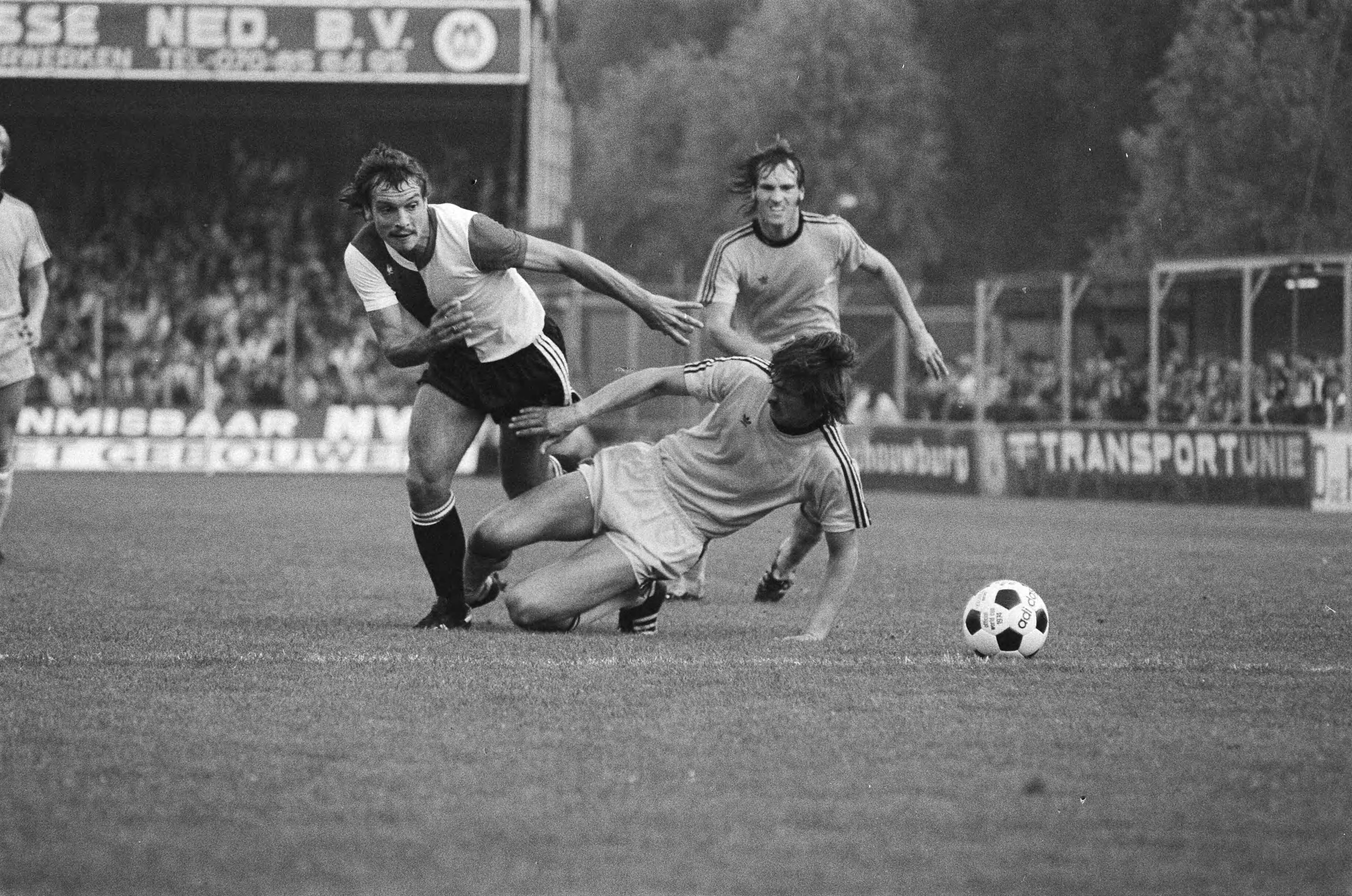 Fotocollectie Anefo — FC Den Haag tegen Feyenoord, Van Deissen door Den Haag verdediging — Foto: Peters, Hans / Anefo. Licentie: Set B: Rechtenvrij / Publiek Domein. Bron: Nationaal Archief. http://hdl.handle.net/10648/aca10266-d0b4-102d-bcf8-003048976d84