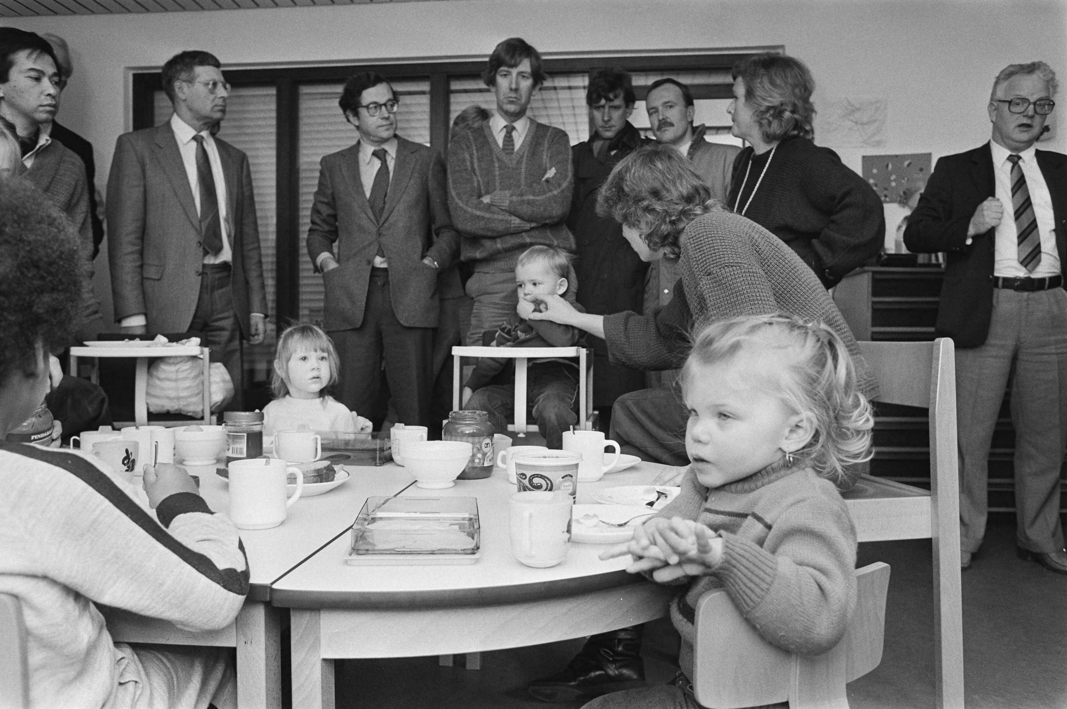Fotocollectie Anefo — Bijz. commissie Drugsbeleid bezoek aan Centrum voor Verslavingszorg kijkt naar opvang van kinderen van drugsverlaafden — Foto: Croes, Rob C. / Anefo. Licentie: Set B: Rechtenvrij / Publiek Domein. Bron: Nationaal Archief. http://hdl.handle.net/10648/ad428424-d0b4-102d-bcf8-003048976d84