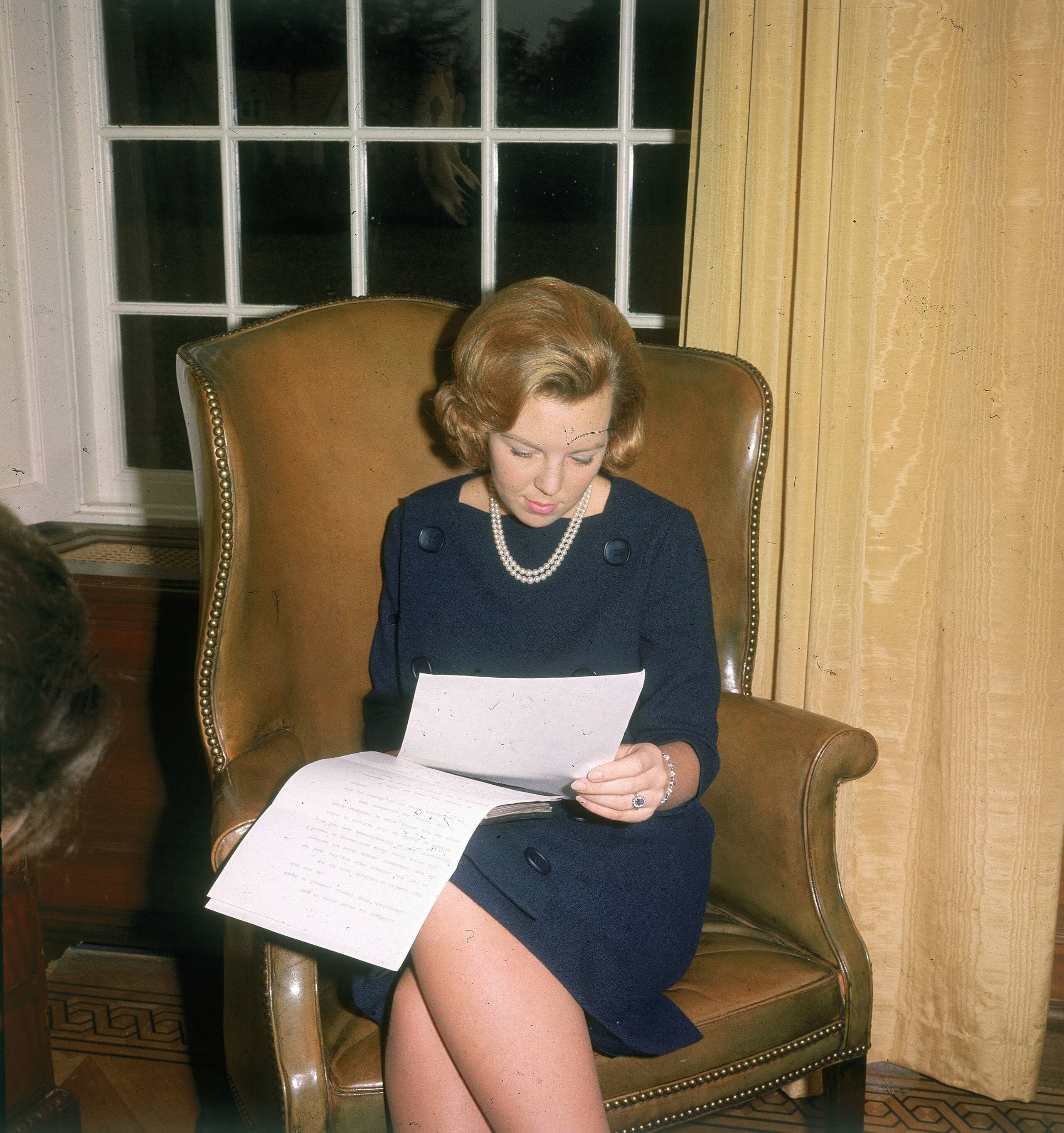 Fotocollectie RVD / Koninklijk Huis — Prinses Beatrix in Kasteel Drakensteyn — Foto: Reijken, Tiemen van der / RVD. Licentie: Set B: Rechtenvrij / Publiek Domein. Bron: Nationaal Archief. http://hdl.handle.net/10648/afb0ee80-d0b4-102d-bcf8-003048976d84