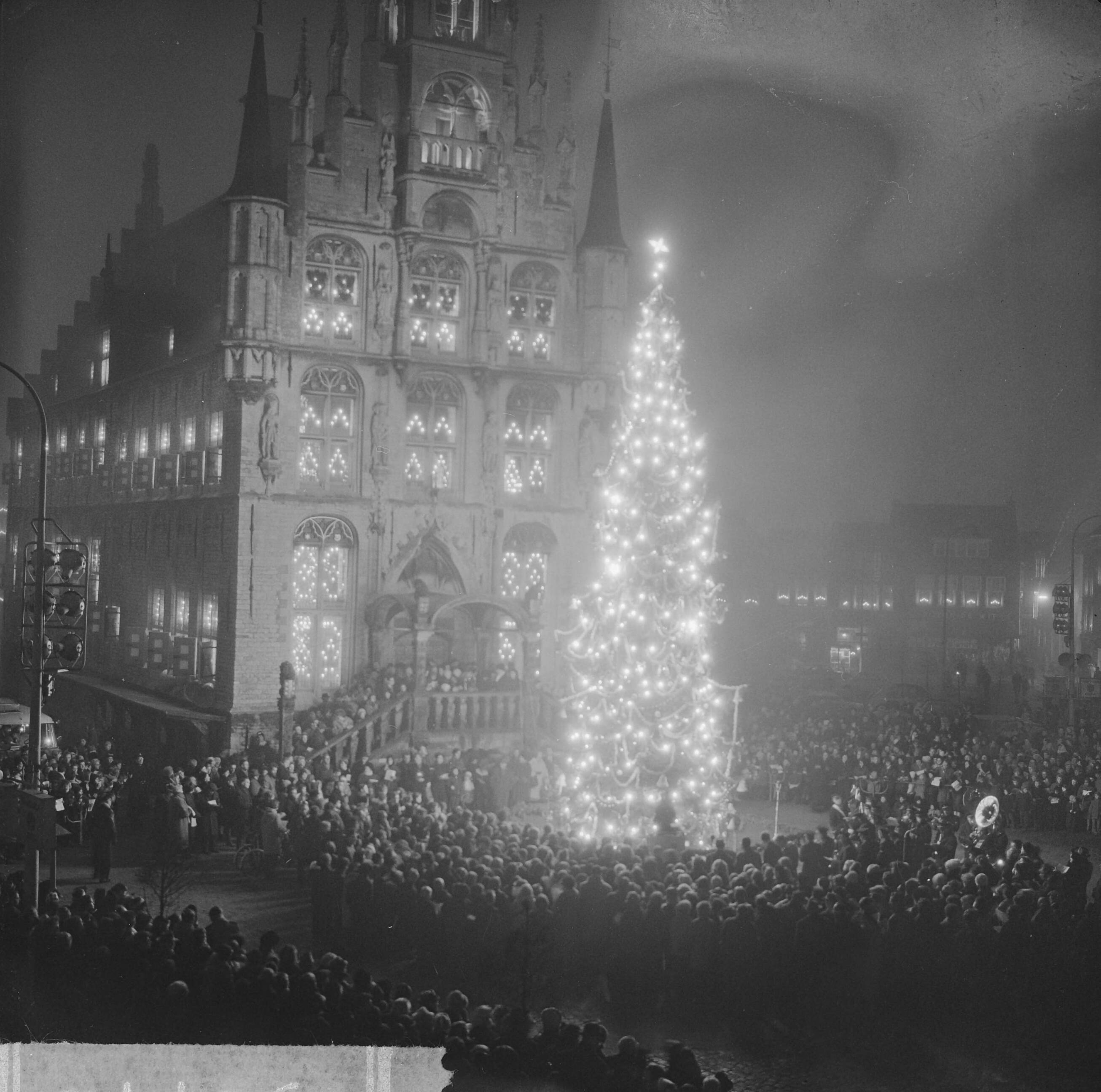 Fotocollectie Anefo — Noorse kerstboom voor Gouda door Noorse ambassadeur aangeboden geplaatst op het Marktplein voor het stadhuis — Foto: Walta, Winfried / Anefo. Licentie: Set B: Rechtenvrij / Publiek Domein. Bron: Nationaal Archief. http://hdl.handle.net/10648/aa531724-d0b4-102d-bcf8-003048976d84