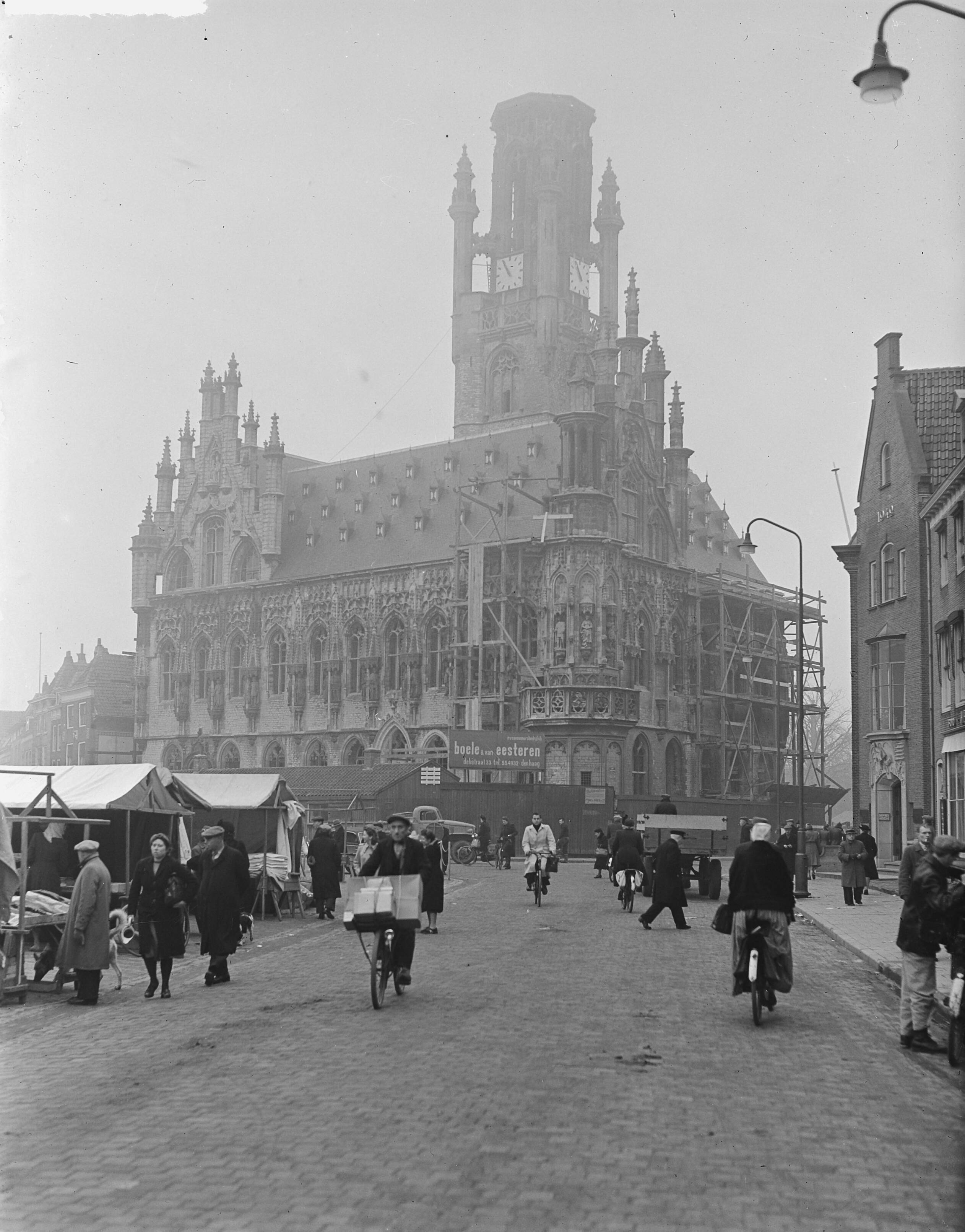 Fotocollectie Anefo — Middelburg stadhuis in restauratie — Foto: Noske, J.D. / Anefo. Licentie: Set B: Rechtenvrij / Publiek Domein. Bron: Nationaal Archief. http://hdl.handle.net/10648/a8d1a960-d0b4-102d-bcf8-003048976d84