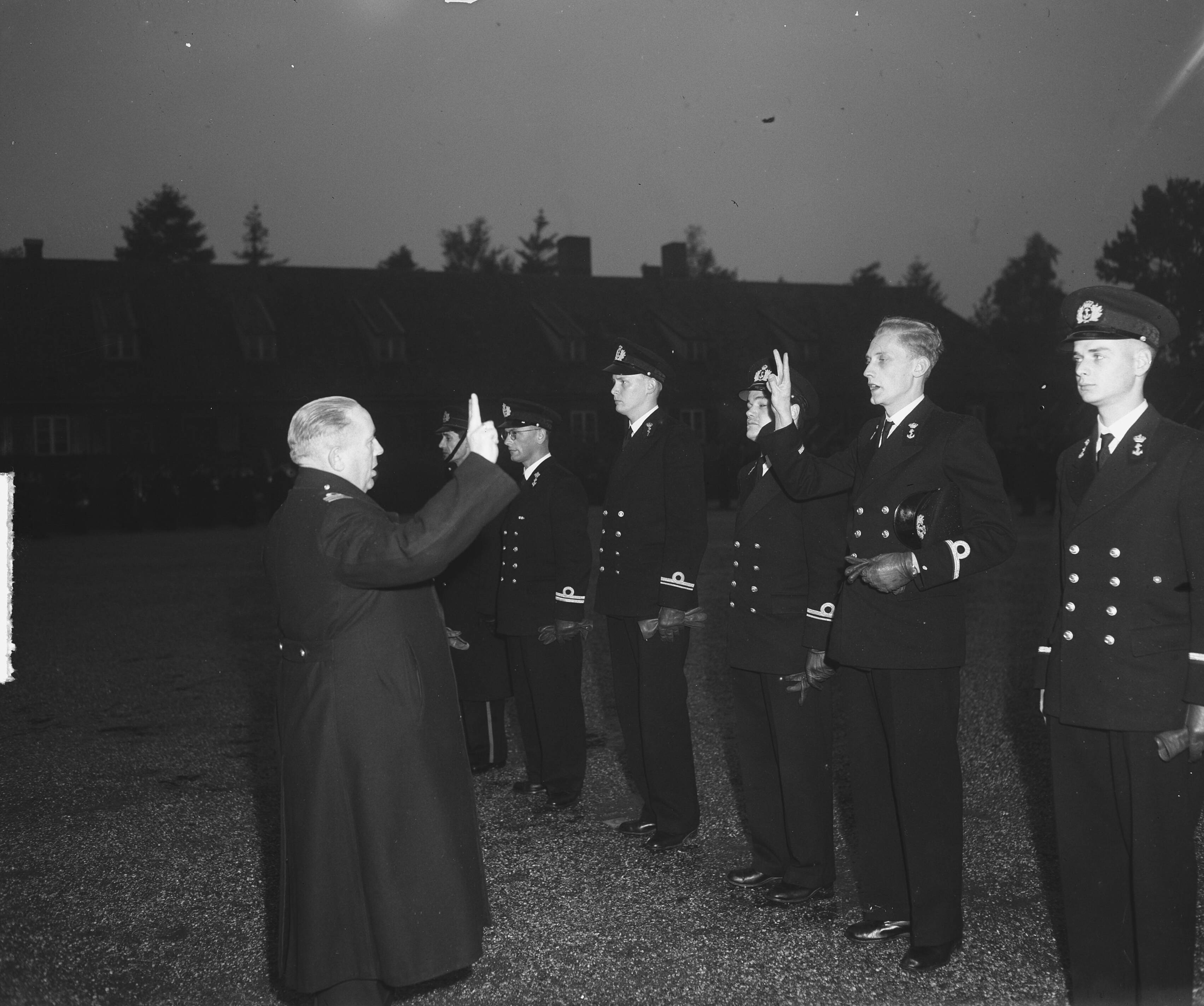 Fotocollectie Anefo — Beediging in de MOC Hilversum Marvo — Foto: Merk, Ben / Anefo. Licentie: Set B: Rechtenvrij / Publiek Domein. Bron: Nationaal Archief. http://hdl.handle.net/10648/a8bf78bc-d0b4-102d-bcf8-003048976d84