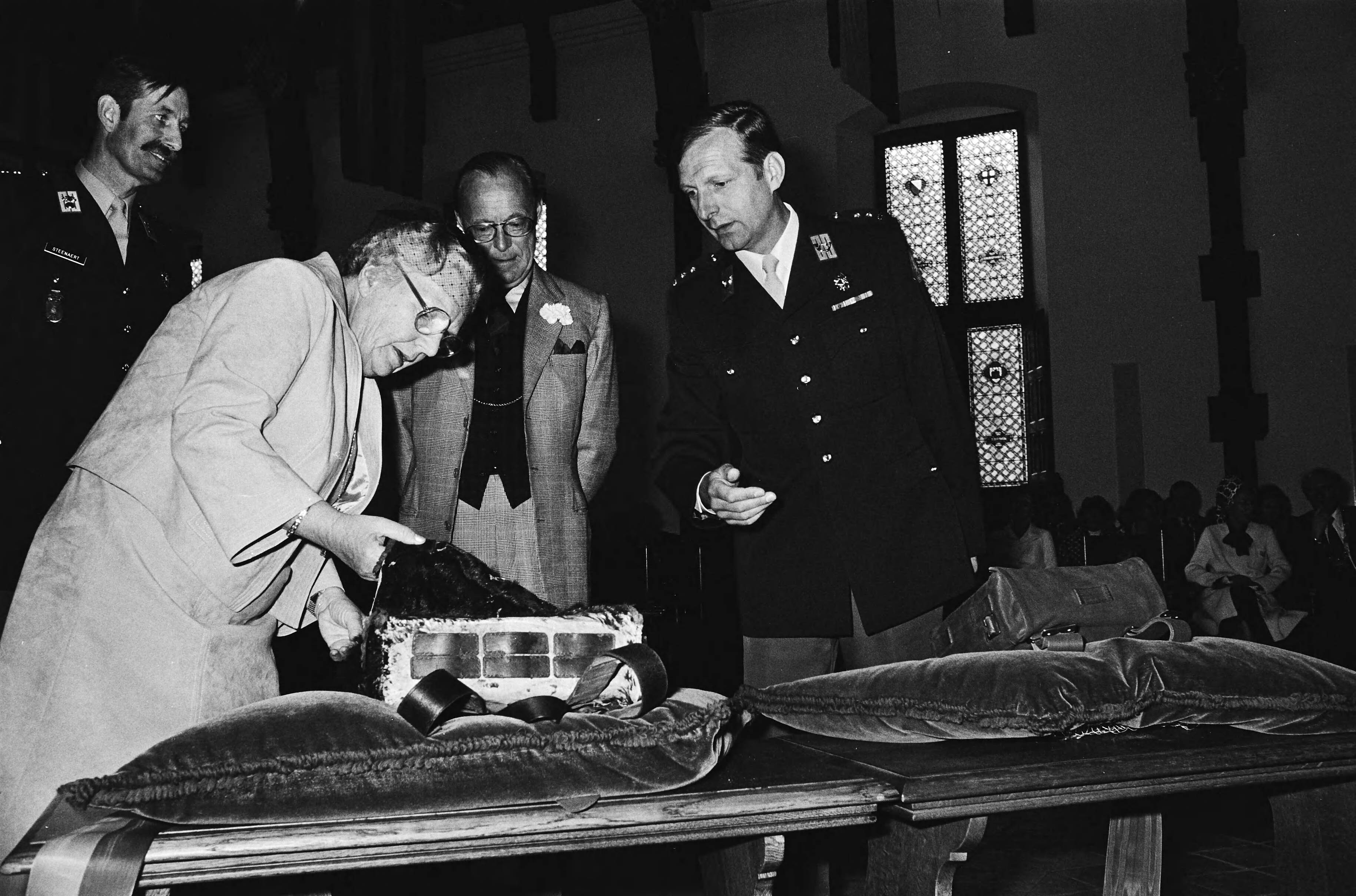 Koningin Juliana opent de tentoonstelling "Onder het oog des Konings" — Den Haag|Zuid-Holland|koninginnen |tentoonstellingen |openingen |prinsen|Juliana, koningin |Bernhard, prins (1911-2004) — Foto: Suyk, Koen / Anefo. Licentie: Set B: Rechtenvrij / Publiek Domein. Bron: Nationaal Archief. http://hdl.handle.net/10648/accbffca-d0b4-102d-bcf8-003048976d84