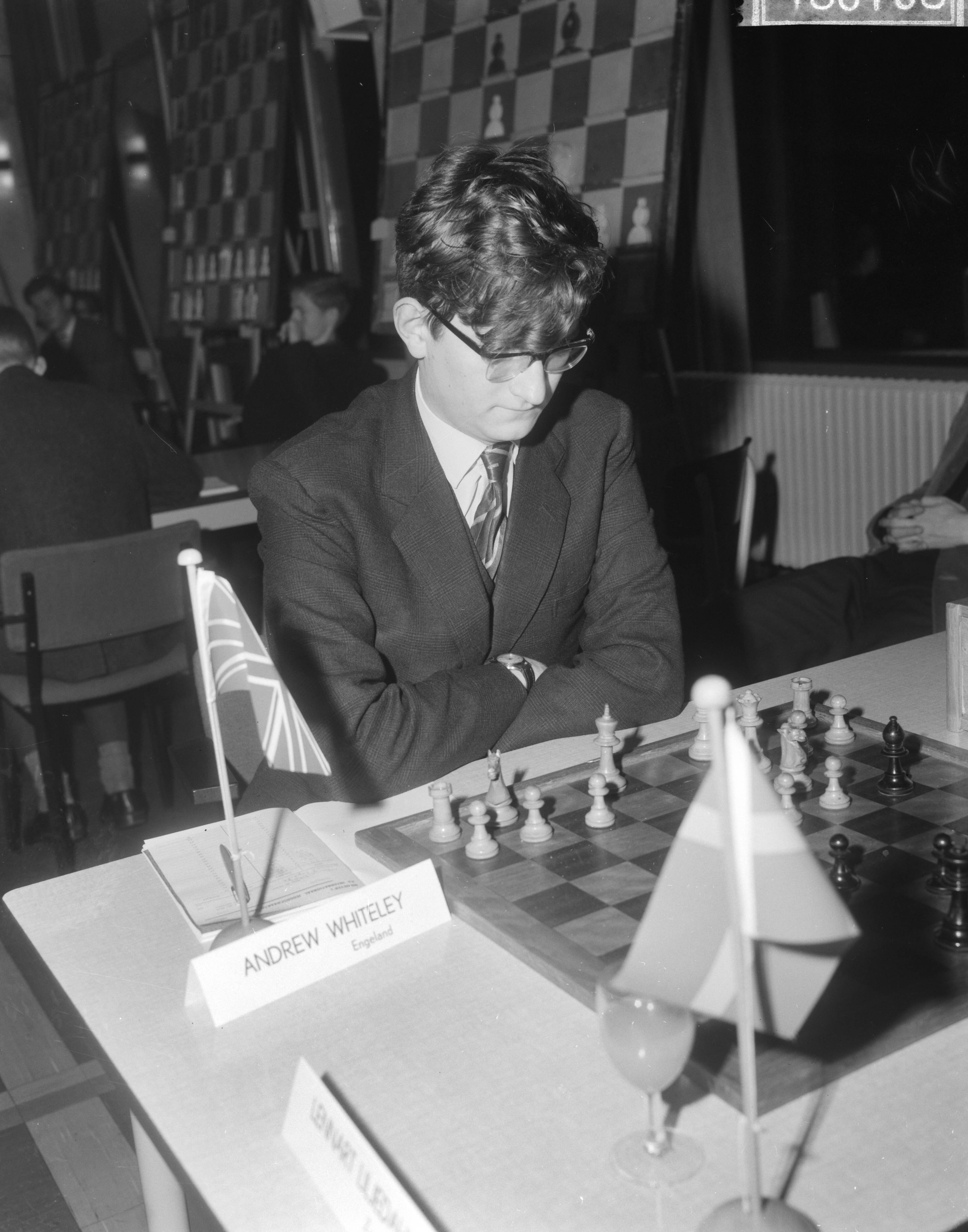 Fotocollectie Anefo — Internationaal Jeugd Schaaktoernooi te Groningen, Andrew Whiteley (Engeland) — Foto: Bilsen, Joop van / Anefo. Licentie: Set B: Rechtenvrij / Publiek Domein. Bron: Nationaal Archief. http://hdl.handle.net/10648/aad41108-d0b4-102d-bcf8-003048976d84