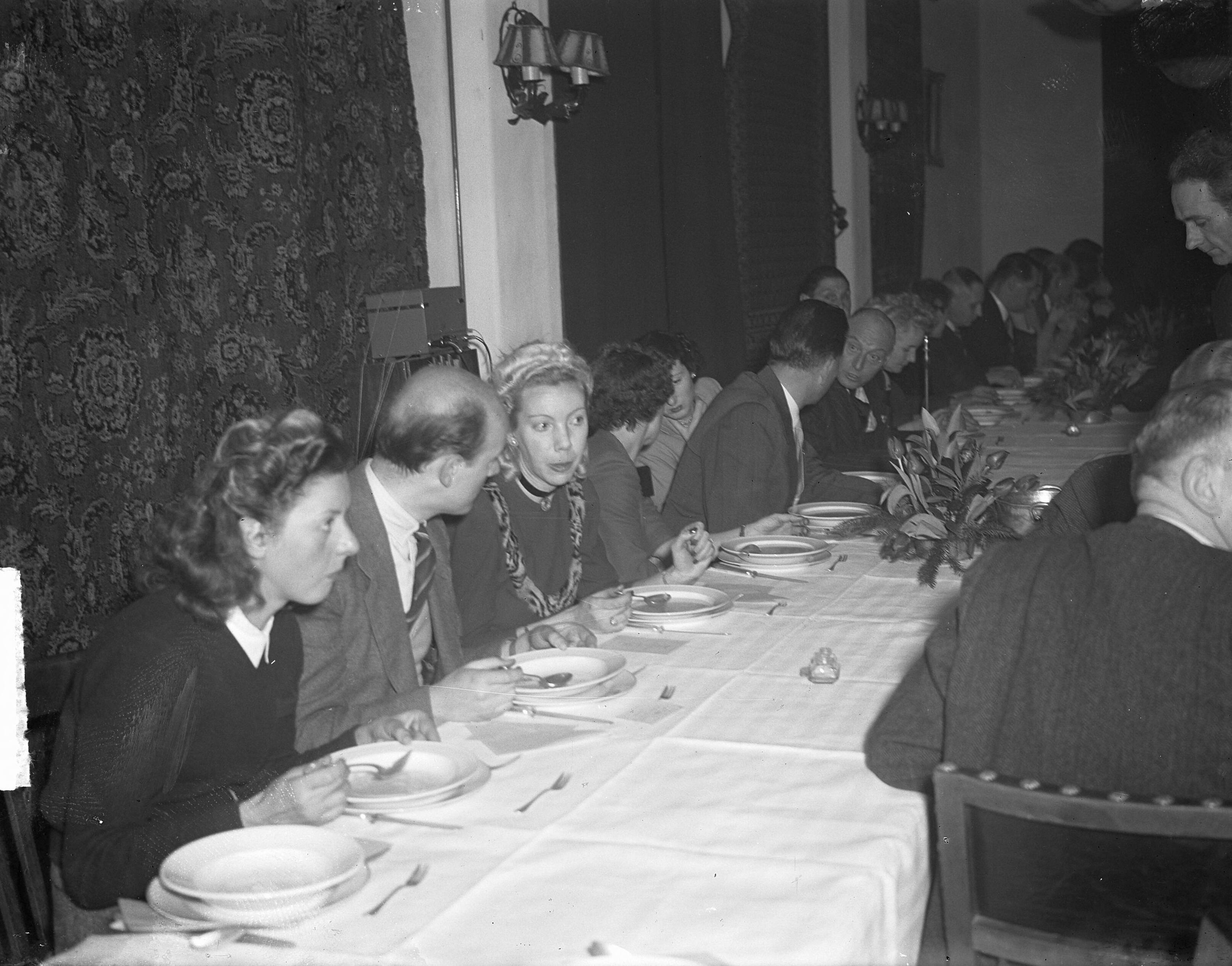 Fotocollectie Anefo — Openingsrit RAC tegen West. Diner Zandvoort — Foto: Averink, […] / Anefo. Licentie: Set B: Rechtenvrij / Publiek Domein. Bron: Nationaal Archief. http://hdl.handle.net/10648/a8c14778-d0b4-102d-bcf8-003048976d84