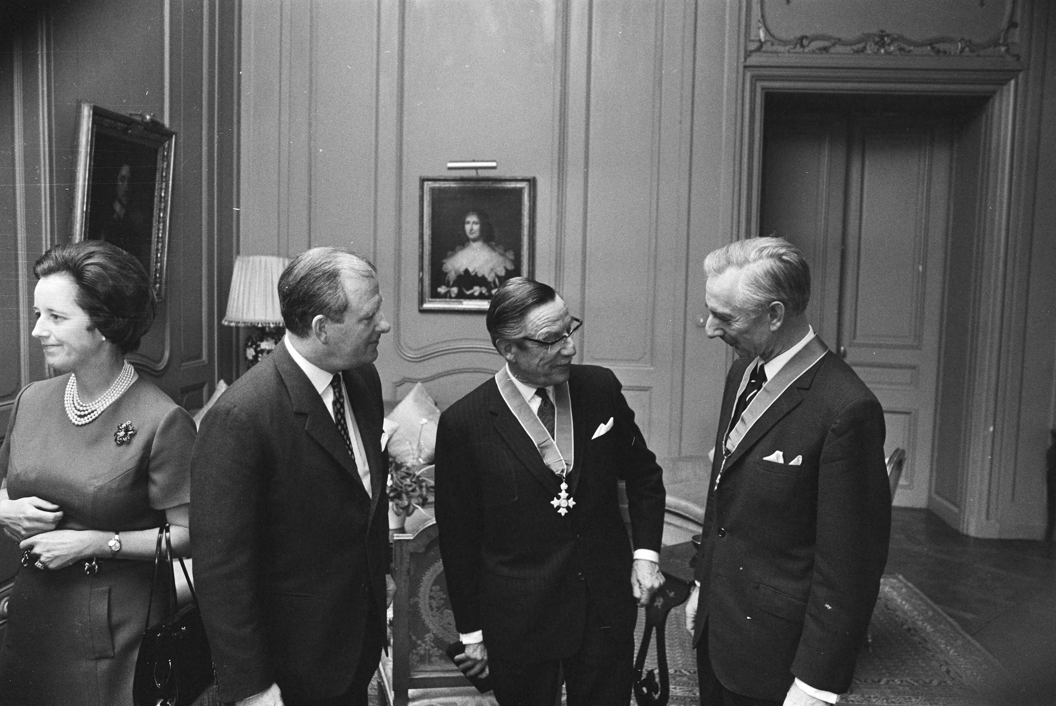 Fotocollectie Anefo — Britse ambassadeur reikt onderscheidingen uit op Amb. Den Haag ; ambass. Sir Edward Tomkins, jhr. M. L. H. Sandberg en prof. dr.A.G.H. Bachrach — Foto: Mieremet, Rob / Anefo. Licentie: Set B: Rechtenvrij / Publiek Domein. Bron: Nationaal Archief. http://hdl.handle.net/10648/abaada94-d0b4-102d-bcf8-003048976d84