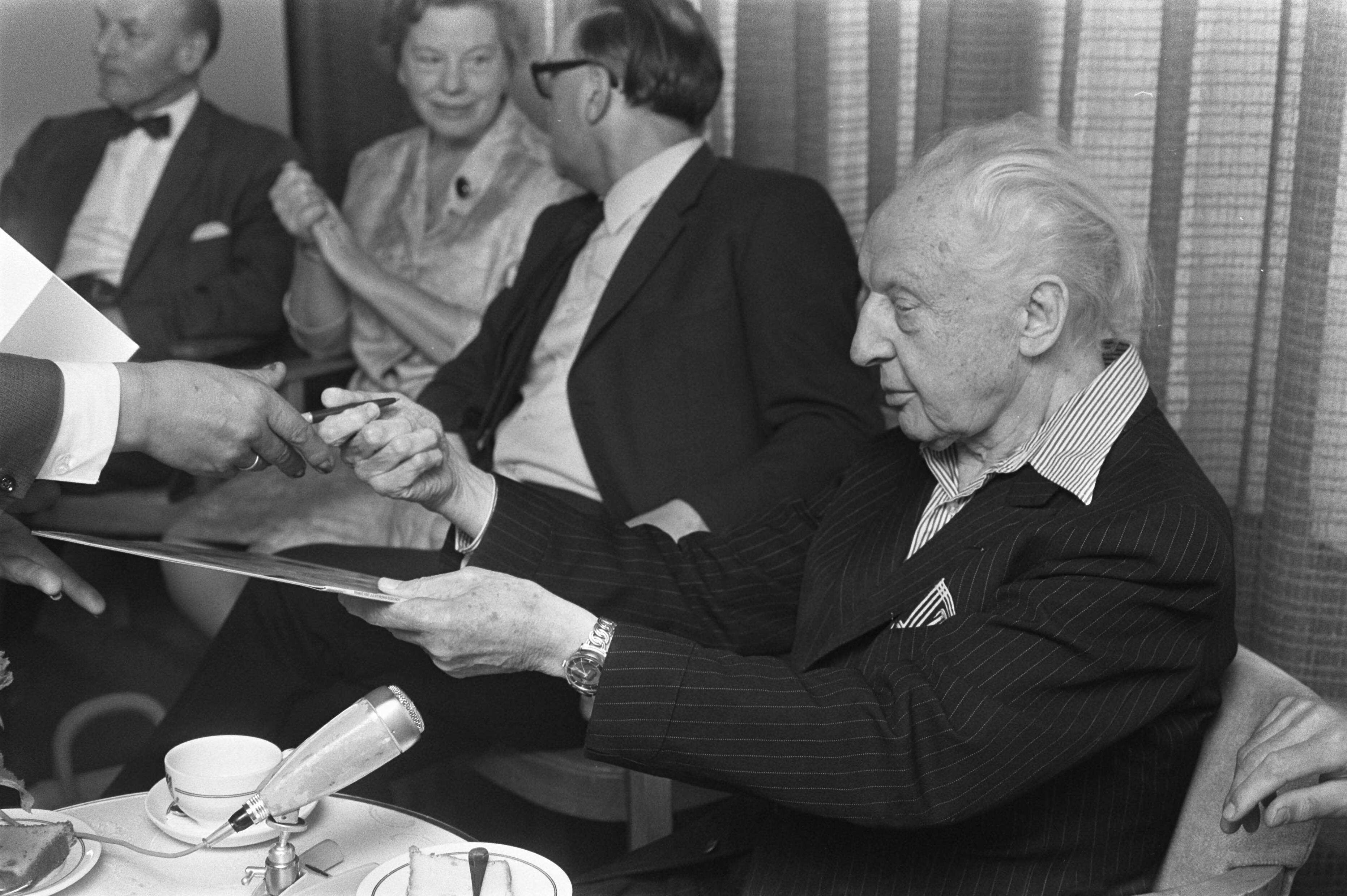 Fotocollectie Anefo — Leopold Stokowsky , 88 jaar , componist USA, houdt persconferentie te Hilversum, kop — Foto: Verhoeff, Bert / Anefo. Licentie: Set B: Rechtenvrij / Publiek Domein. Bron: Nationaal Archief. http://hdl.handle.net/10648/ab9f3ce8-d0b4-102d-bcf8-003048976d84