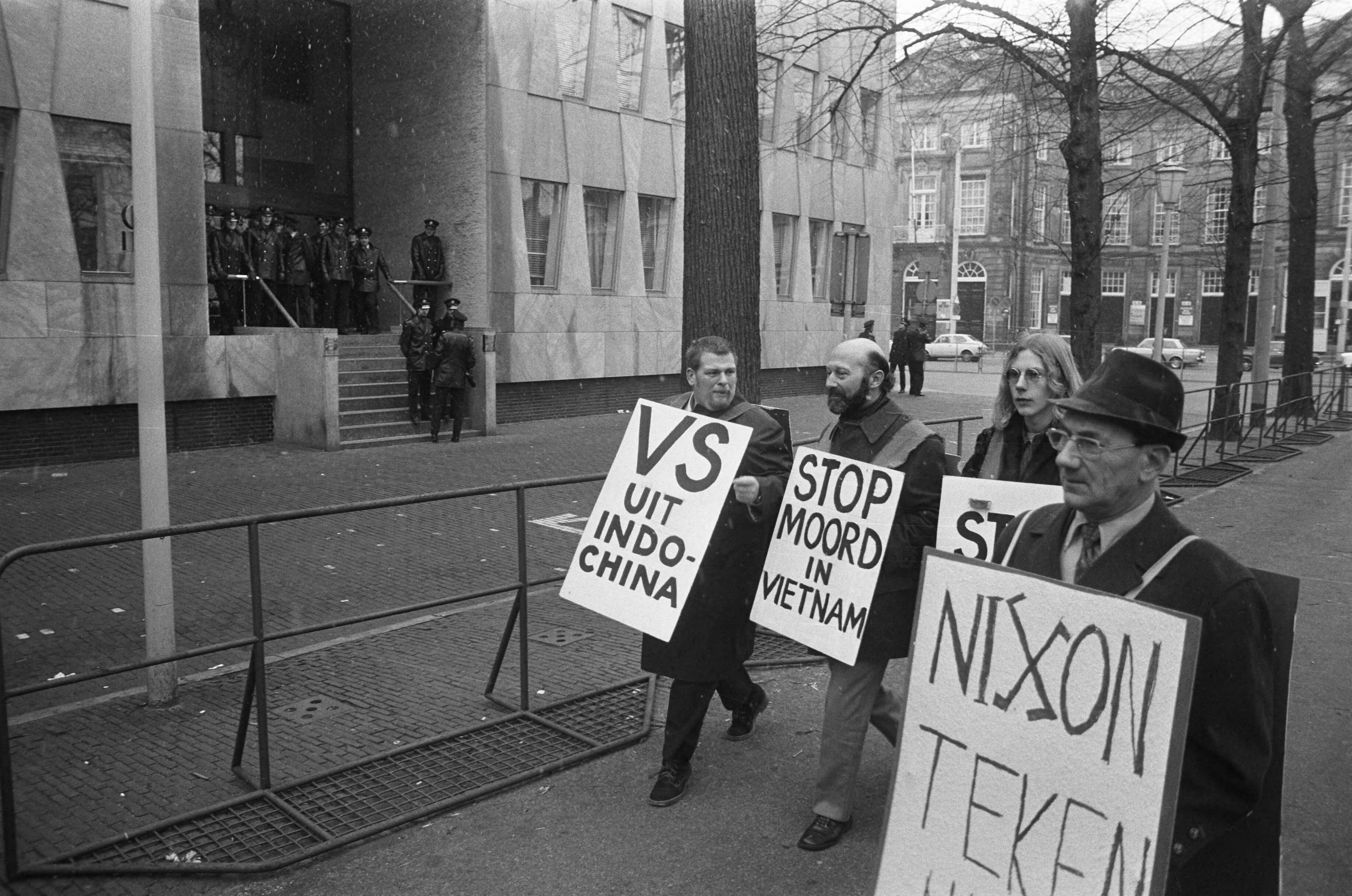 Fotocollectie Anefo — Vietnamdemonstratie in Den Haag , PvdA-kamerleden Schaef (links) en Laban (tweede van links) lopen met protestbord langs Amerikaanse Ambassade / — Foto: Verhoeff, Bert / Anefo. Licentie: Set B: Rechtenvrij / Publiek Domein. Bron: Nationaal Archief. http://hdl.handle.net/10648/ac22c3ba-d0b4-102d-bcf8-003048976d84