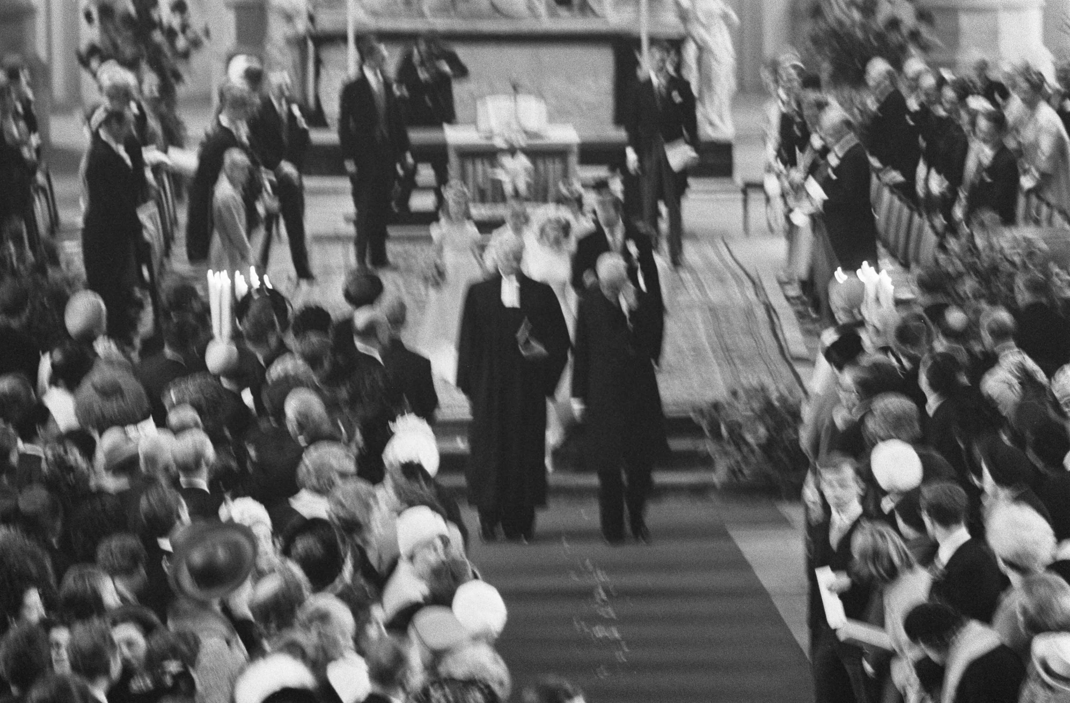 Huwelijk prins Karl von Hessen en gravin Yvonne Szapary in Den Haag — Aankomst in de kerk — Foto: Fotograaf Onbekend / Anefo. Licentie: Set B: Rechtenvrij / Publiek Domein. Bron: Nationaal Archief. http://hdl.handle.net/10648/aae5f04e-d0b4-102d-bcf8-003048976d84