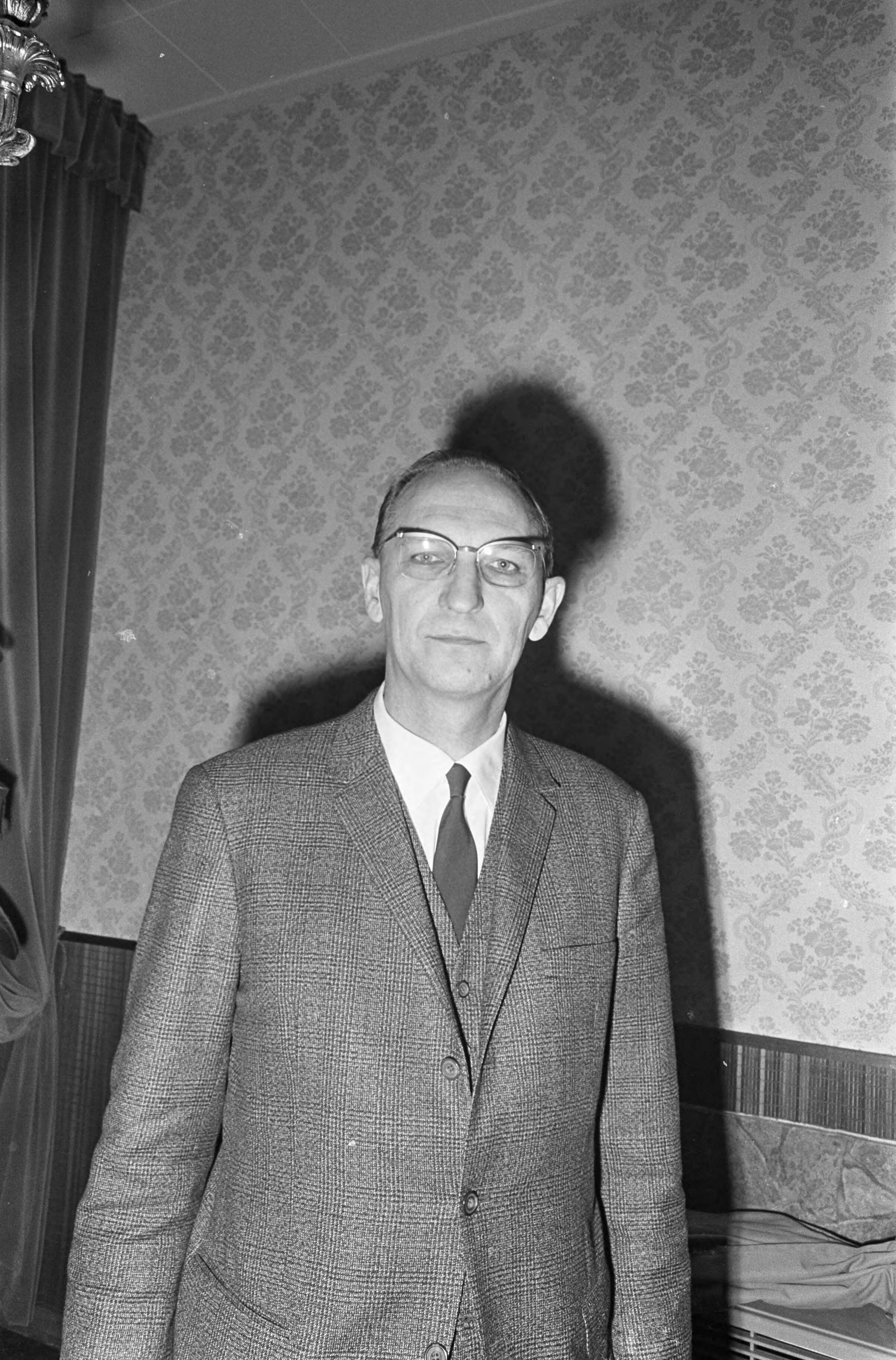 Vergadering van de Noodraad te Hollandsche Rading — Randnummers negatiefstrook: nr. 8 M. Rooster, nr. 9 C. Bos, nr. 10 H. Hessel, nr. 11 B.J. Berger — Foto: Fotograaf Onbekend / Anefo. Licentie: Set B: Rechtenvrij / Publiek Domein. Bron: Nationaal Archief. http://hdl.handle.net/10648/ab025e14-d0b4-102d-bcf8-003048976d84