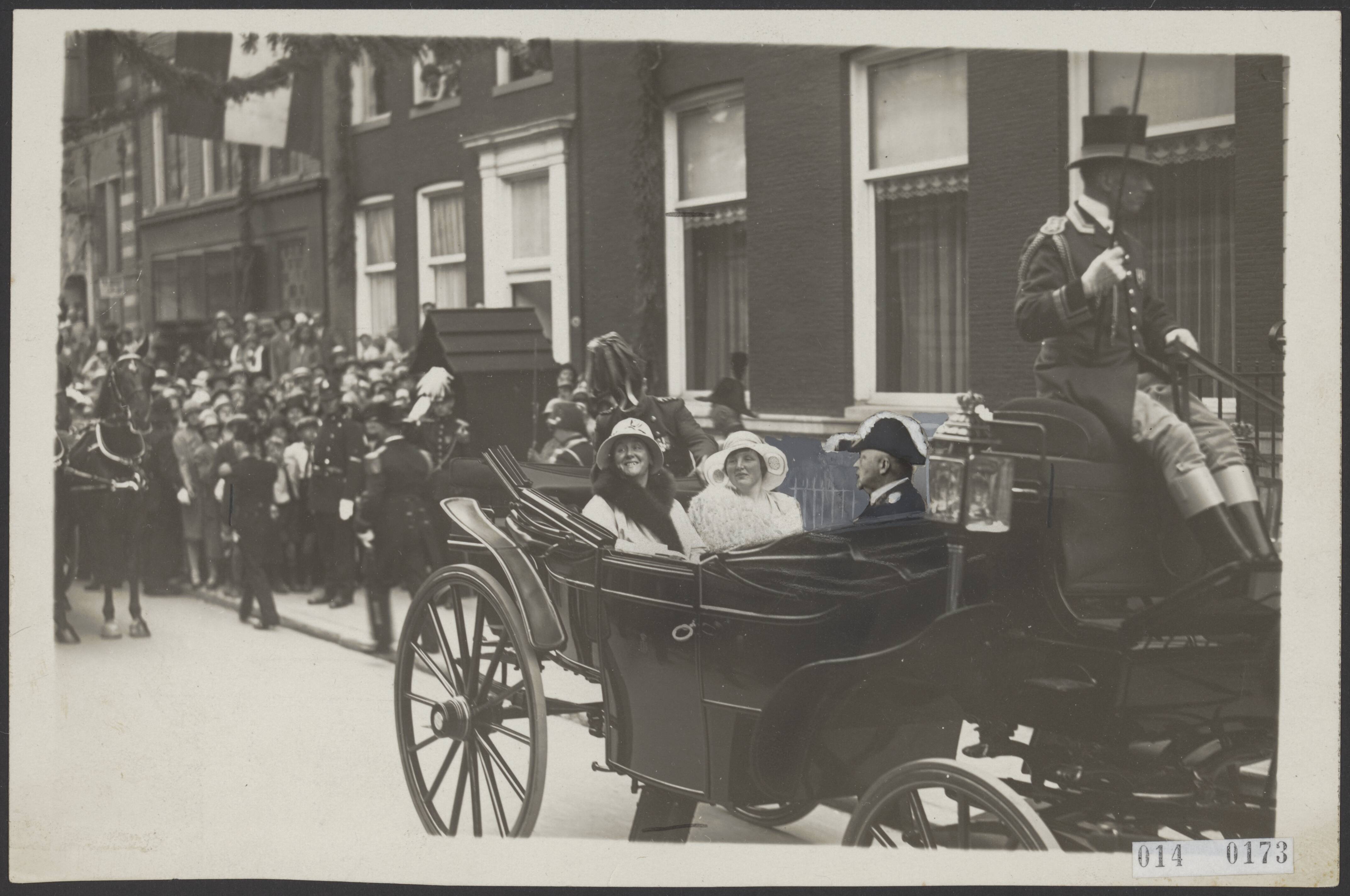 Fotocollectie Elsevier Binnenland — Rijtoer van de koninklijke familie door de stad tijdens het bezoek aan Groningen t.g.v. de Lustrumfeesten (61e Lustrum) van de Groninger Universiteit. — Foto: Kramer, Piet. Licentie: Set B: Rechtenvrij / Publiek Domein. Bron: Nationaal Archief. http://hdl.handle.net/10648/adafd0f6-d0b4-102d-bcf8-003048976d84