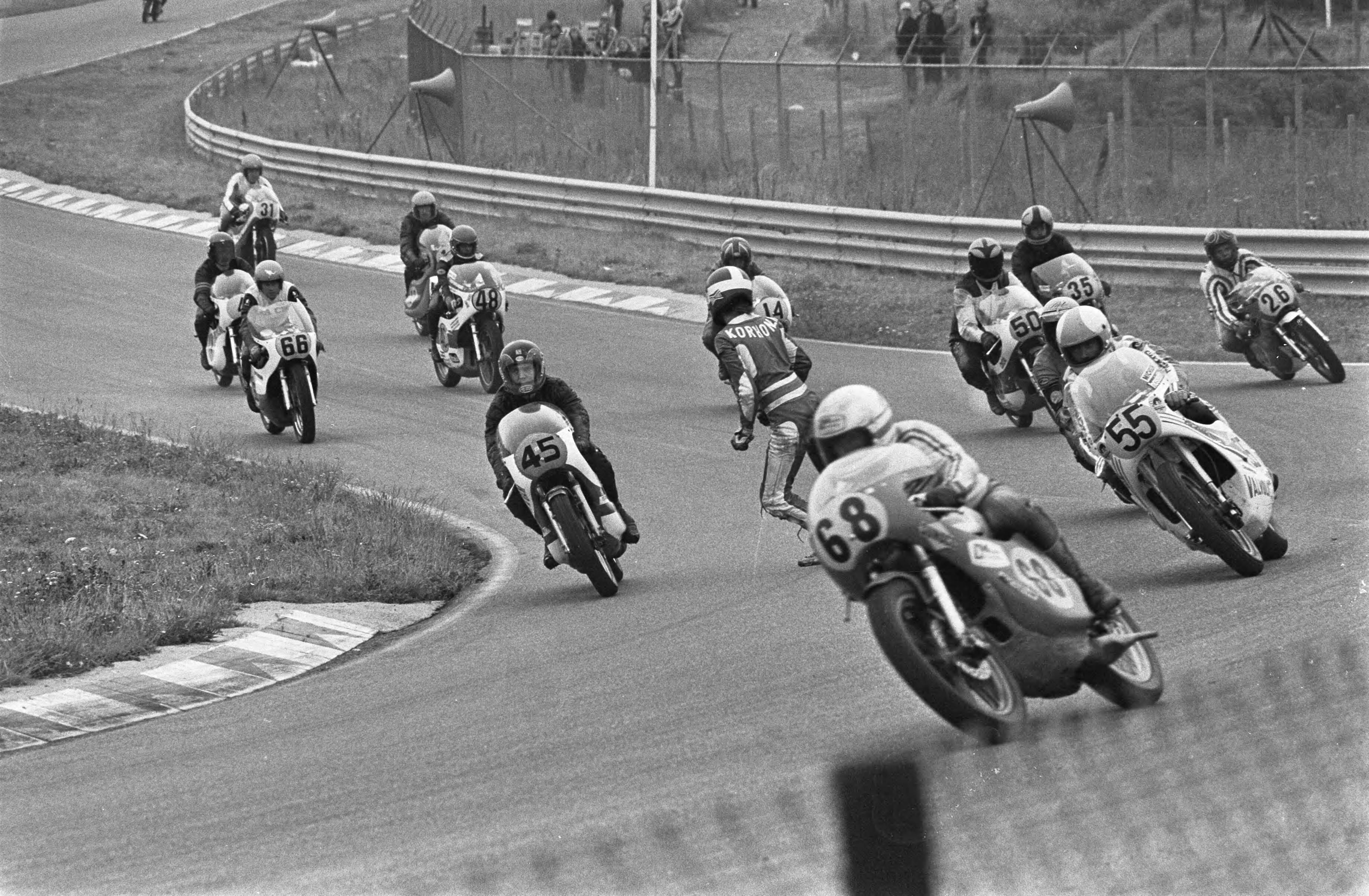 Motorraces Zandvoort 1975 — 500 cc val van Pentti Korhonen — Foto: Mieremet, Rob / Anefo. Licentie: Set B: Rechtenvrij / Publiek Domein. Bron: Nationaal Archief. http://hdl.handle.net/10648/ac6d685c-d0b4-102d-bcf8-003048976d84