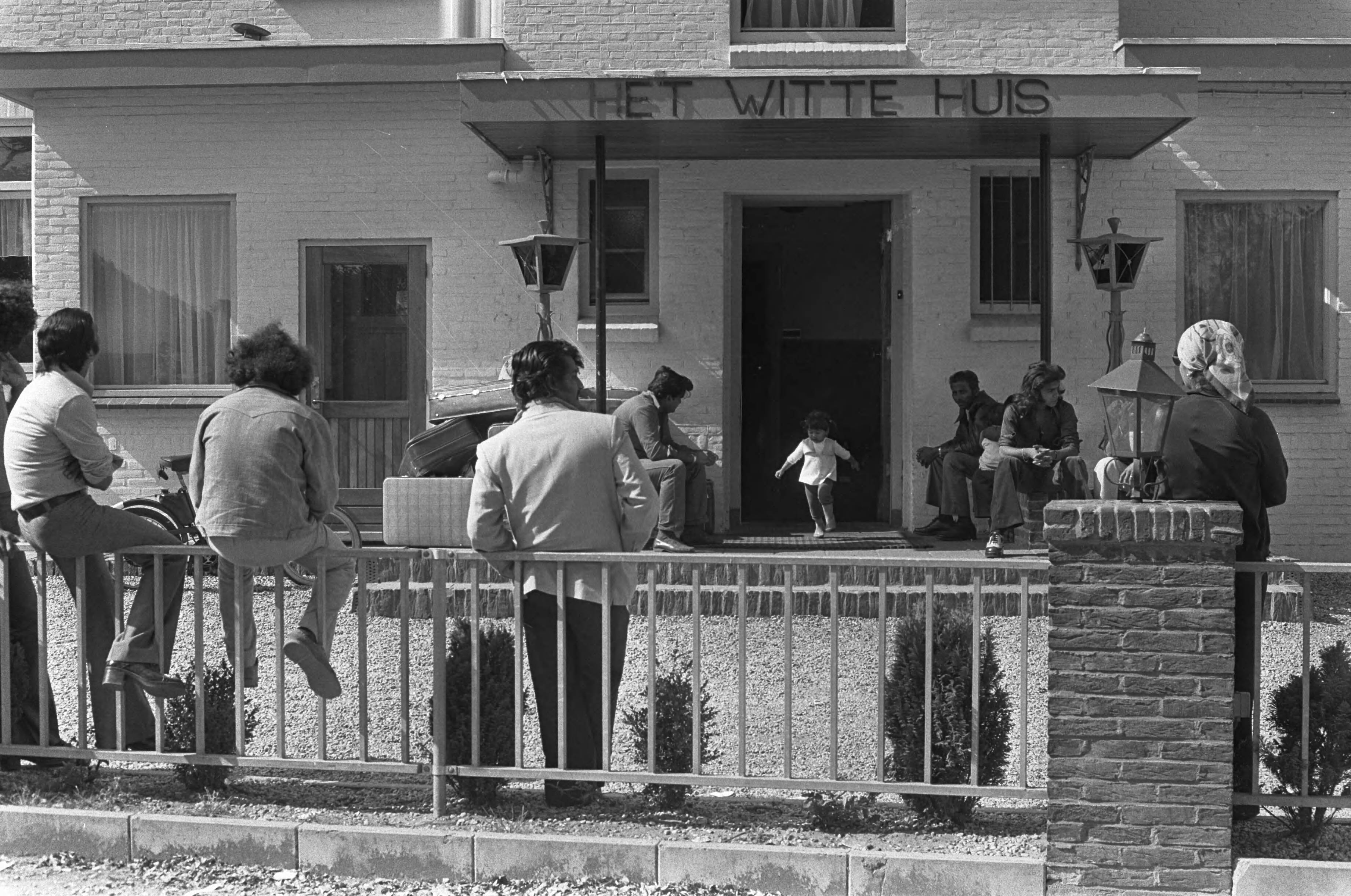 Fotocollectie Anefo — Aankomst Surinamers op vliegveld Schiphol en opvang in het Witte Huis te Soest; Surinamers voor het Witte Huis — Foto: Peters, Hans / Anefo. Licentie: Set B: Rechtenvrij / Publiek Domein. Bron: Nationaal Archief. http://hdl.handle.net/10648/ac718efa-d0b4-102d-bcf8-003048976d84