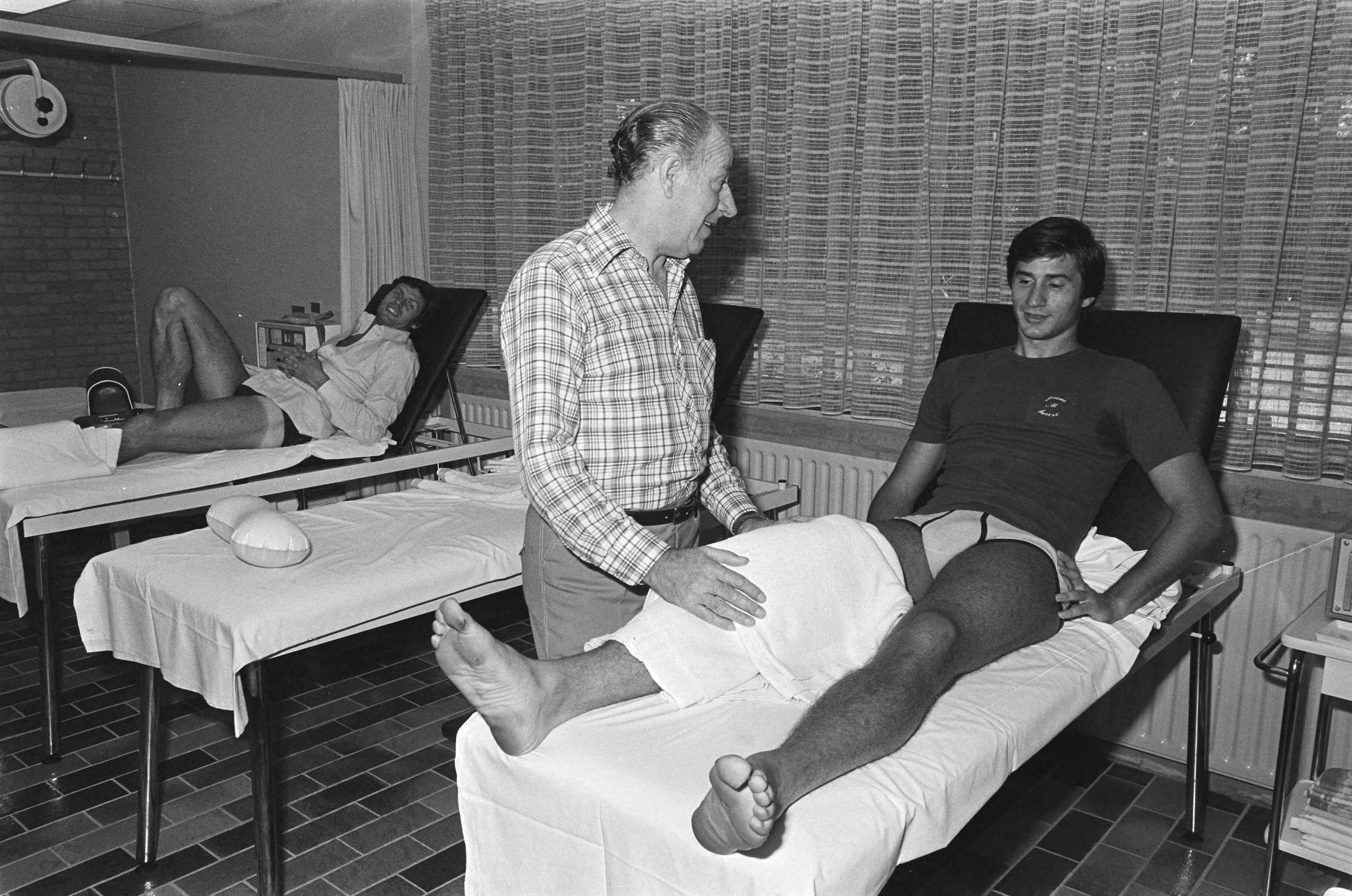 Fotocollectie Anefo — Selectie Nederlandse elftal in Zeist; Ling op verzorgingstafel bij masseur Pierre van den Akker — Foto: Peters, Hans / Anefo. Licentie: Set B: Rechtenvrij / Publiek Domein. Bron: Nationaal Archief. http://hdl.handle.net/10648/aca1d61e-d0b4-102d-bcf8-003048976d84