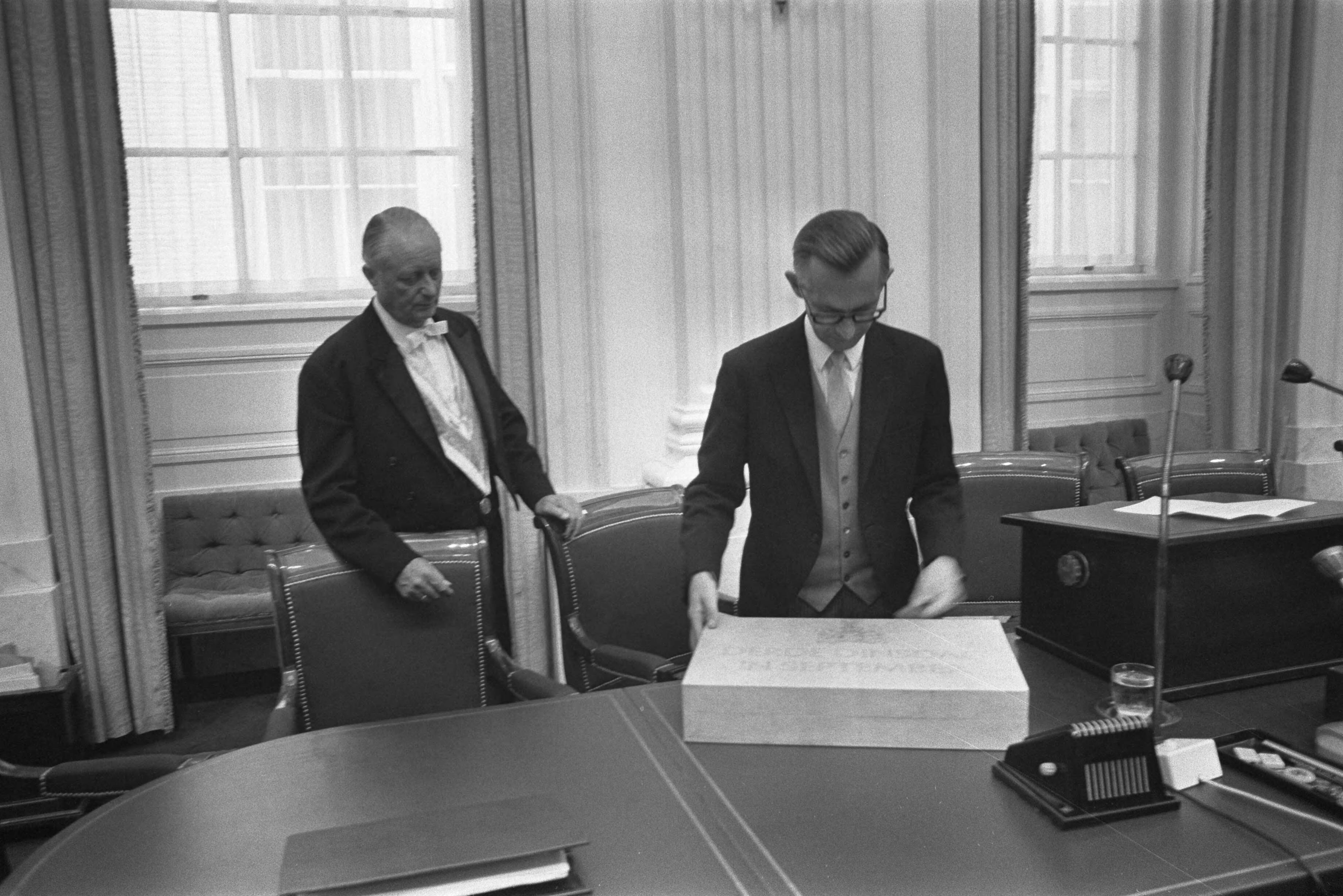 Fotocollectie Anefo — Minister Nelissen van Financien met miljoenenkoffertje bij aankomst Tweede Kamer , Den Haag — Foto: Mieremet, Rob / Anefo. Licentie: Set B: Rechtenvrij / Publiek Domein. Bron: Nationaal Archief. http://hdl.handle.net/10648/abcfba58-d0b4-102d-bcf8-003048976d84