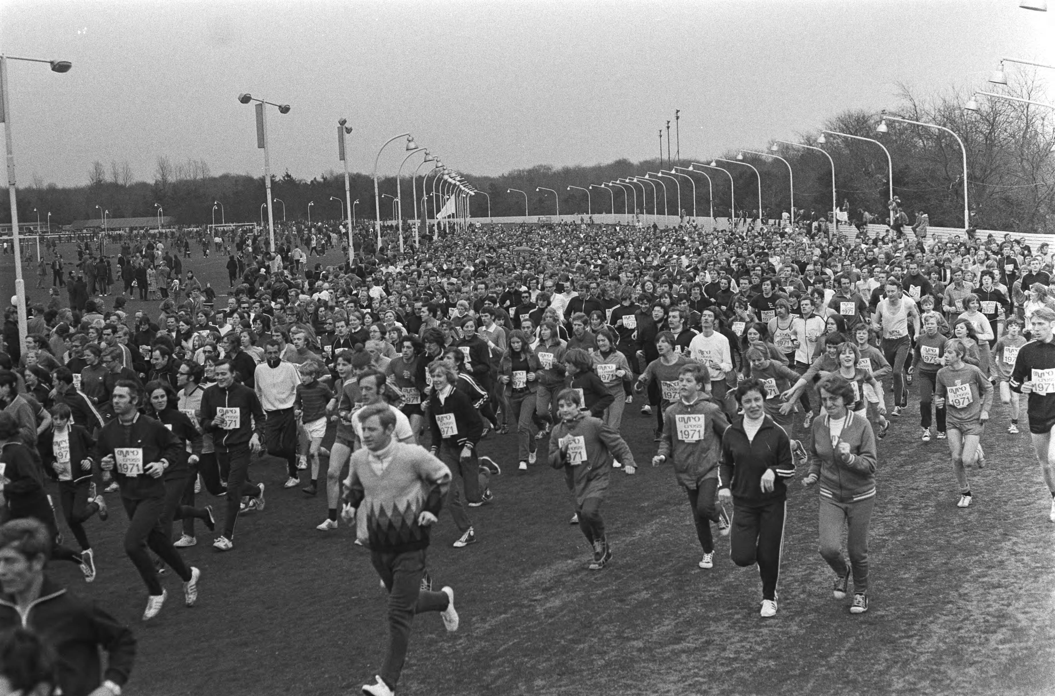 Jaarlijkse AVRO-cross 1971 in Hilversum — Start van de hardloopwedstrijd met ongeveer 6000 deelnemers op de drafbaan van het Sportpark Hilversum — Foto: Fotograaf Onbekend / Anefo. Licentie: Set B: Rechtenvrij / Publiek Domein. Bron: Nationaal Archief. http://hdl.handle.net/10648/abb72ae2-d0b4-102d-bcf8-003048976d84