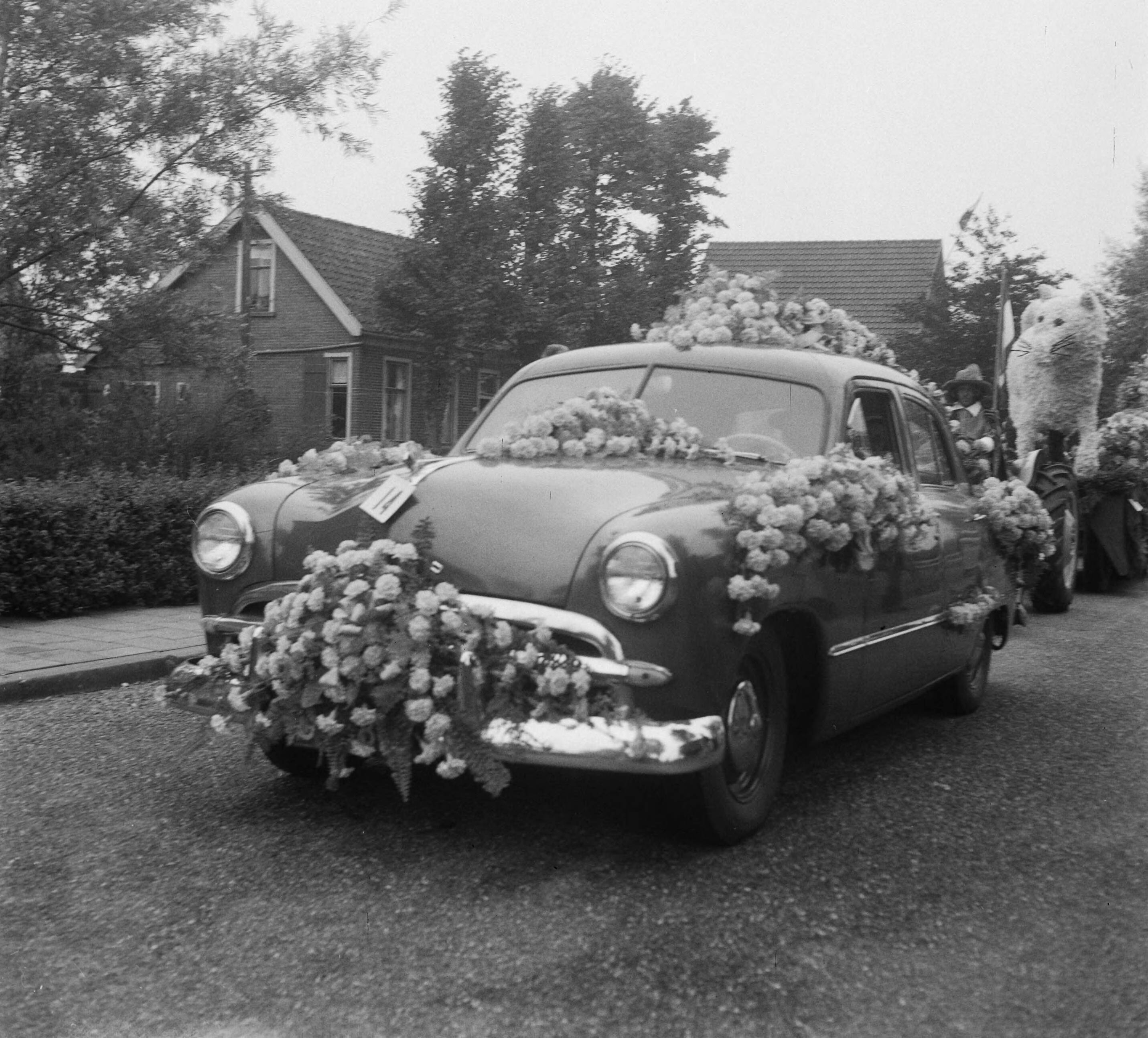 Fotocollectie Anefo — Bloemencorso Aalsmeer — Foto: Pot, Harry / Anefo. Licentie: Set B: Rechtenvrij / Publiek Domein. Bron: Nationaal Archief. http://hdl.handle.net/10648/a8debbf0-d0b4-102d-bcf8-003048976d84