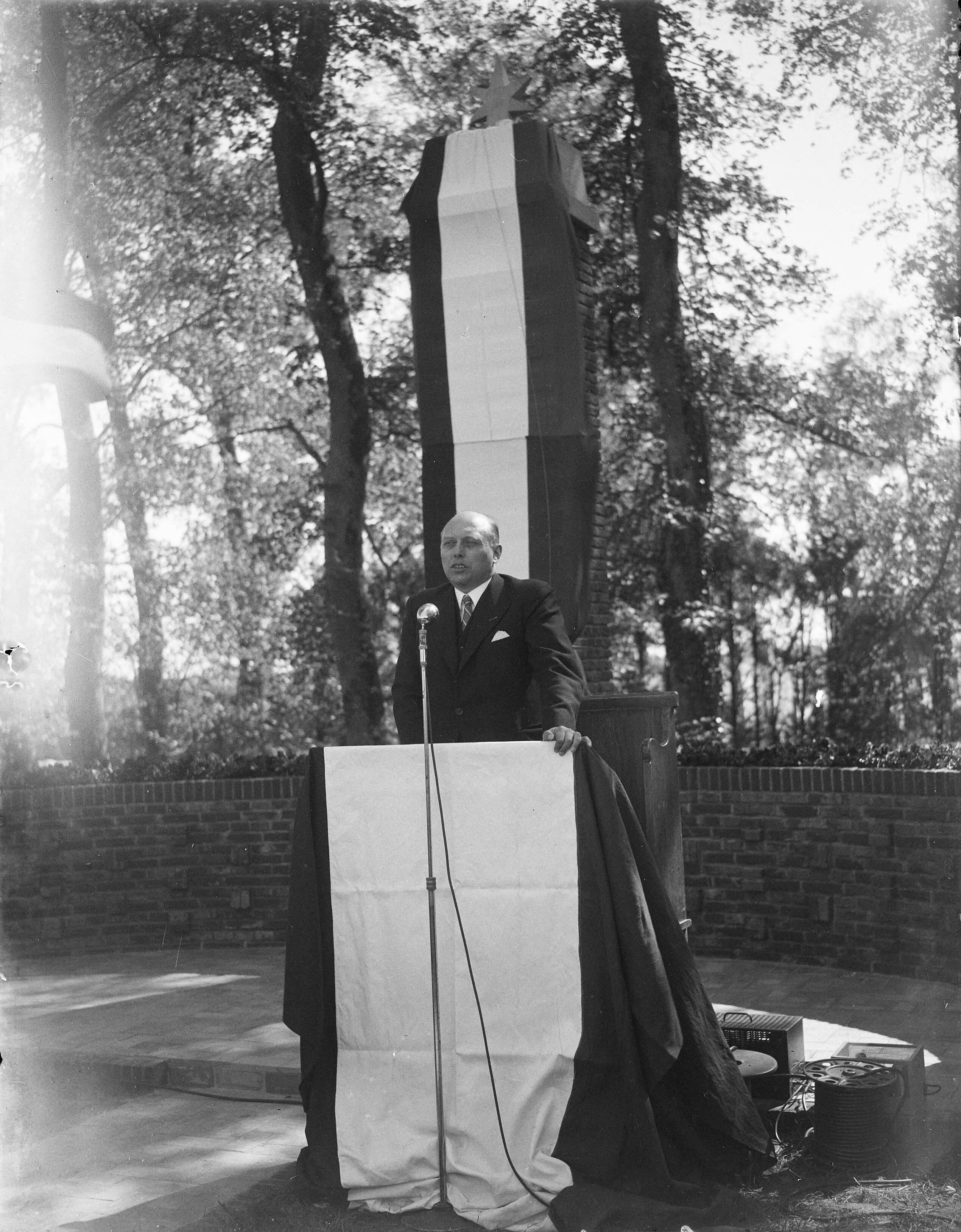 Fotocollectie Anefo — Onthulling van het Monument aan de Noordervaart te Stompetoren. Toespraak van minister-president prof. ir. W. Schermerhorn — Foto: Sagers, Harry / Anefo. Licentie: Set B: Rechtenvrij / Publiek Domein. Bron: Nationaal Archief. http://hdl.handle.net/10648/a89da4c6-d0b4-102d-bcf8-003048976d84