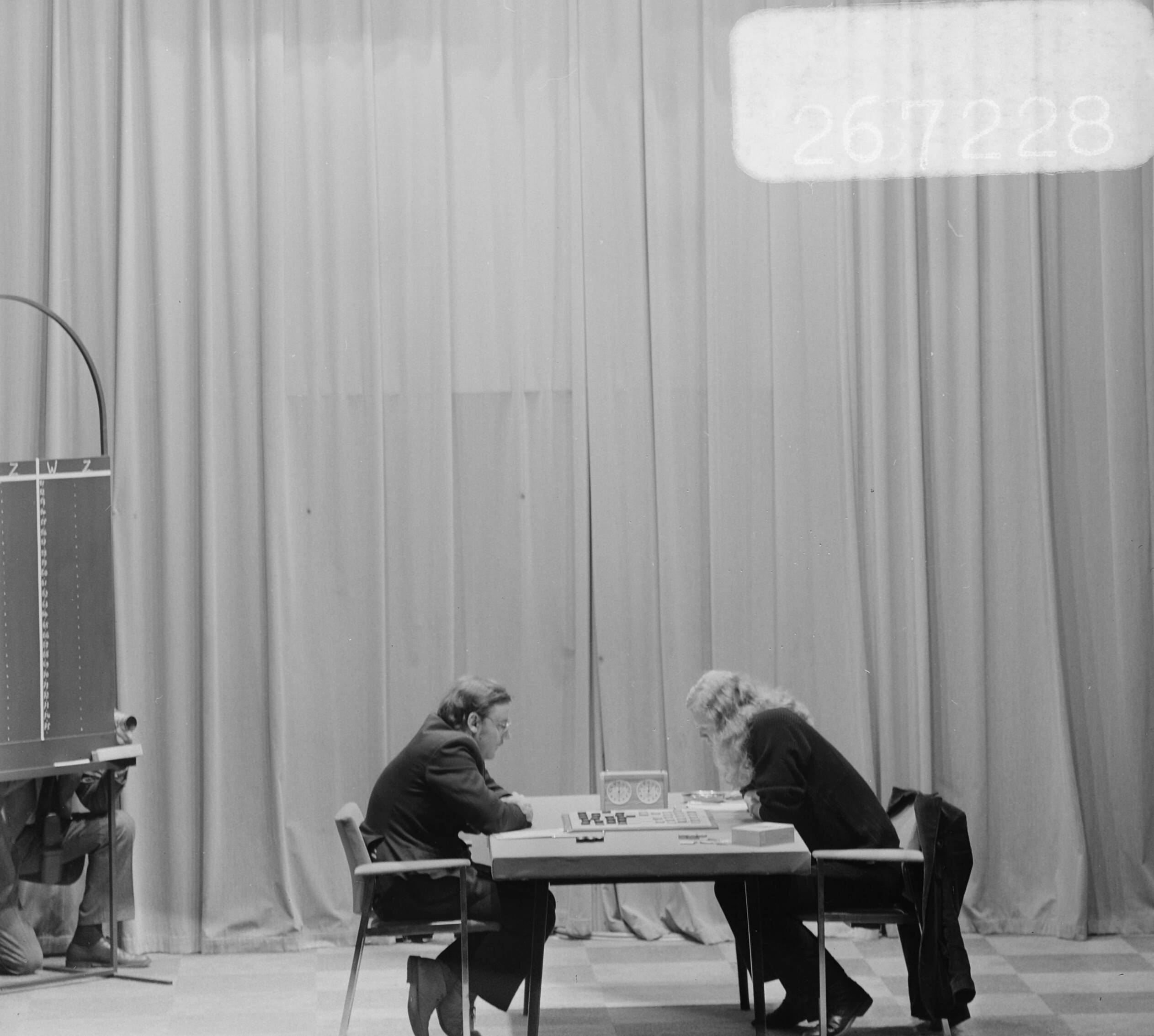 Fotocollectie Anefo — Wereldkampioenschap dammen te Den Haag, Andreiko (links) en Sijbrands (rechts) — Foto: Mieremet, Rob / Anefo. Licentie: Set B: Rechtenvrij / Publiek Domein. Bron: Nationaal Archief. http://hdl.handle.net/10648/ac386b3e-d0b4-102d-bcf8-003048976d84
