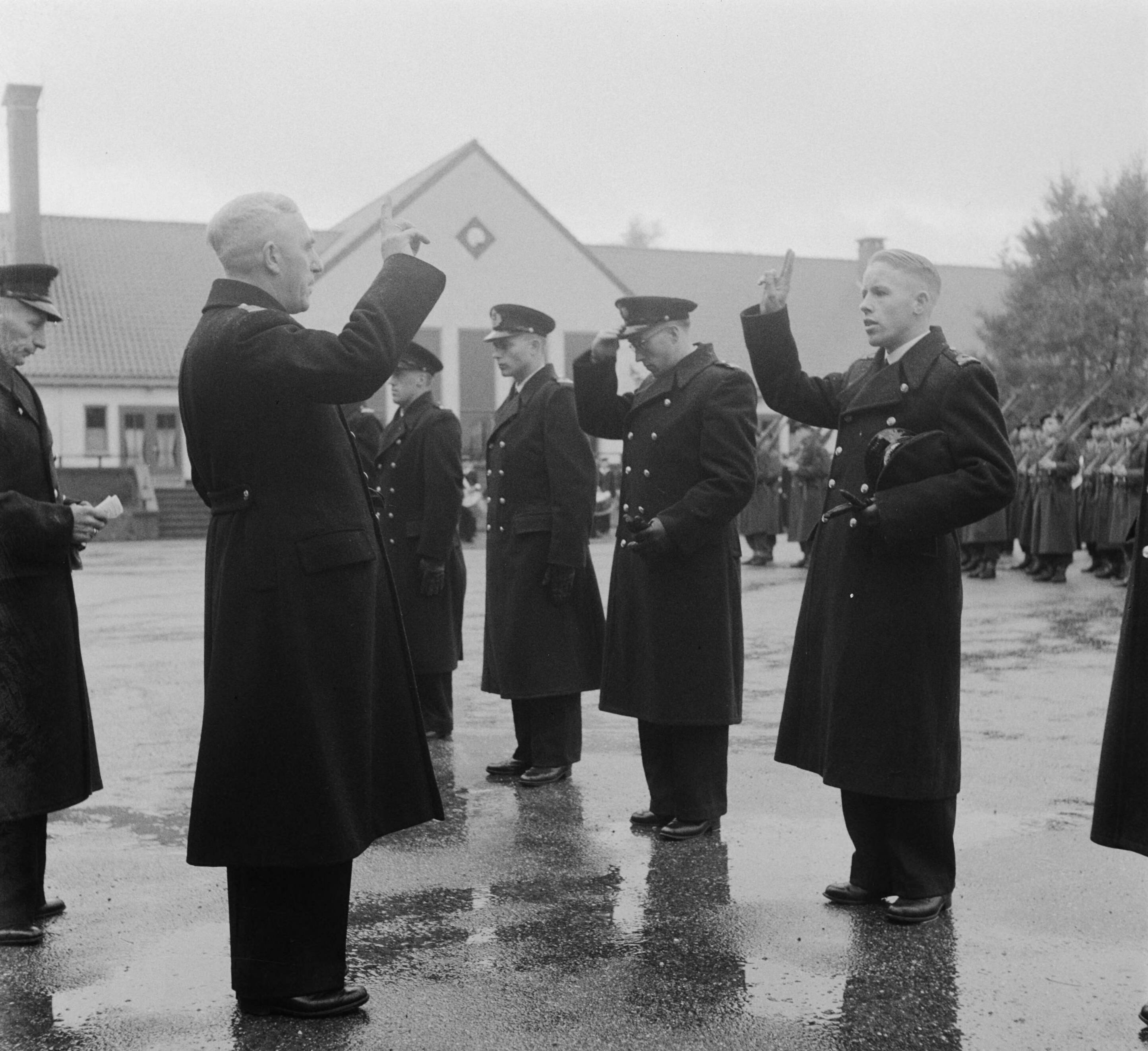 Beëdiging van marineofficieren op het MOC te Hilversum — Foto: Pot, Harry / Anefo. — Licentie: Set B: Rechtenvrij / Publiek Domein. Bron: Nationaal Archief. http://hdl.handle.net/10648/a90112c2-d0b4-102d-bcf8-003048976d84
