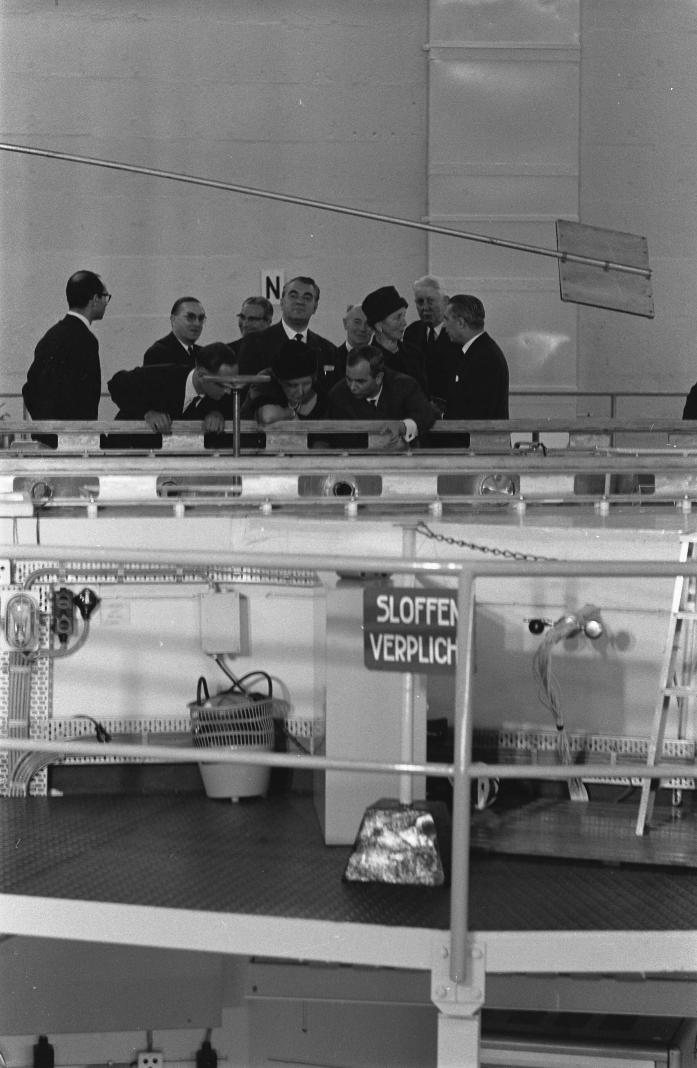 Fotocollectie Anefo — Koningin Juliana brengt een bezoek aan het Reactor-centrum te Petten — Foto: Pot, Harry / Anefo. Licentie: Set B: Rechtenvrij / Publiek Domein. Bron: Nationaal Archief. http://hdl.handle.net/10648/aa1f66ea-d0b4-102d-bcf8-003048976d84