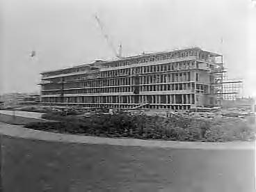 Fotocollectie Anefo — Bouw flats met 7 woonlagen in Den Haag — Foto: Behrens, Herbert F. / Anefo. Licentie: Set B: Rechtenvrij / Publiek Domein. Bron: Nationaal Archief. http://hdl.handle.net/10648/a96ab0a6-d0b4-102d-bcf8-003048976d84