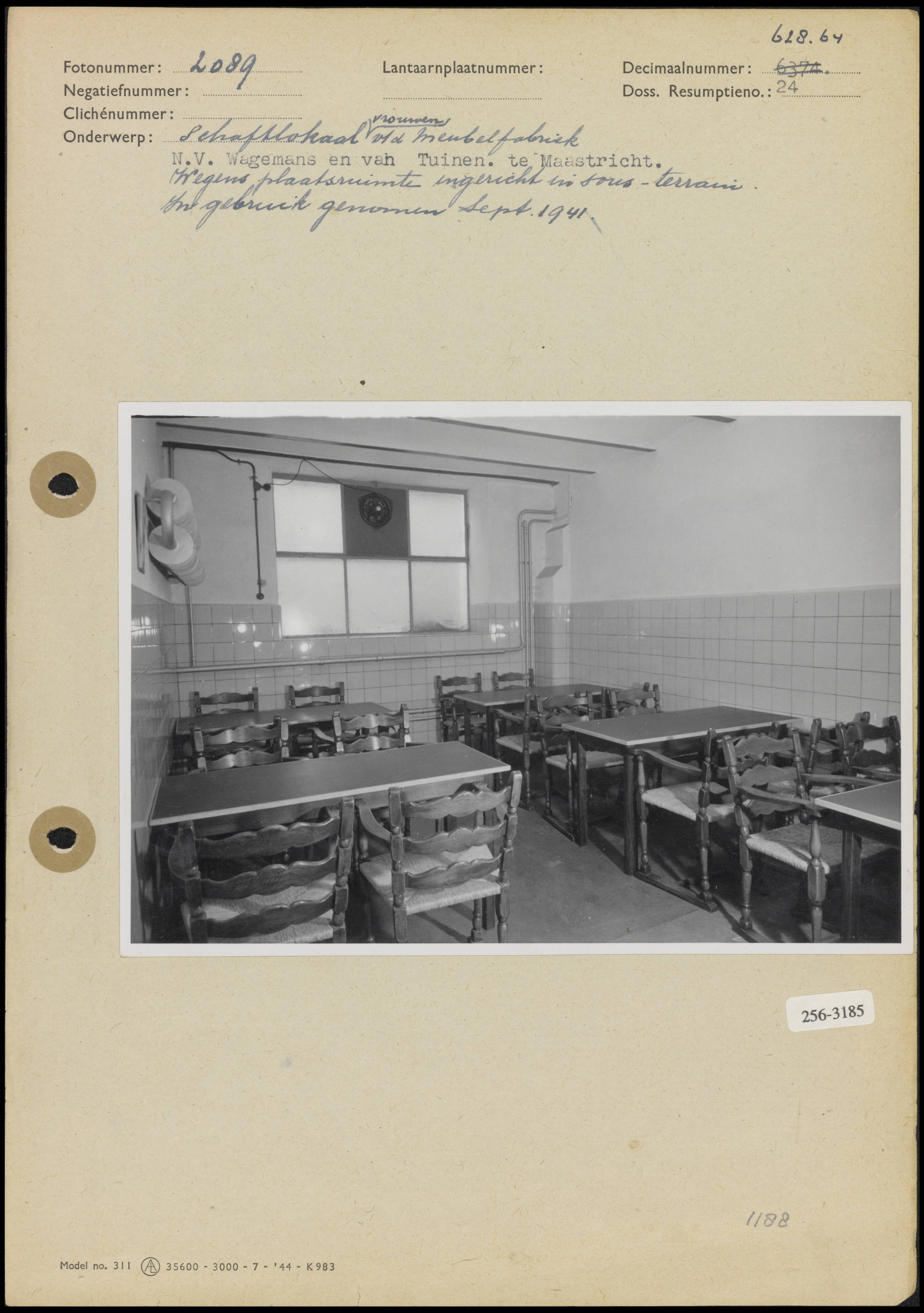 Schaftlokalen en kantines — Schaftlokaal voor vrouwen van de meubelfabriek Wagemans en Van Tuinen te Maastricht; wegens ruimtegebrek ingericht in het souterrain; in gebruik genomen in september 1941 — Foto: Onbekend / Publiek Domein of Rechtenvrij. Licentie: Set B: Rechtenvrij / Publiek Domein. Bron: Nationaal Archief. http://hdl.handle.net/10648/b0162188-d0b4-102d-bcf8-003048976d84