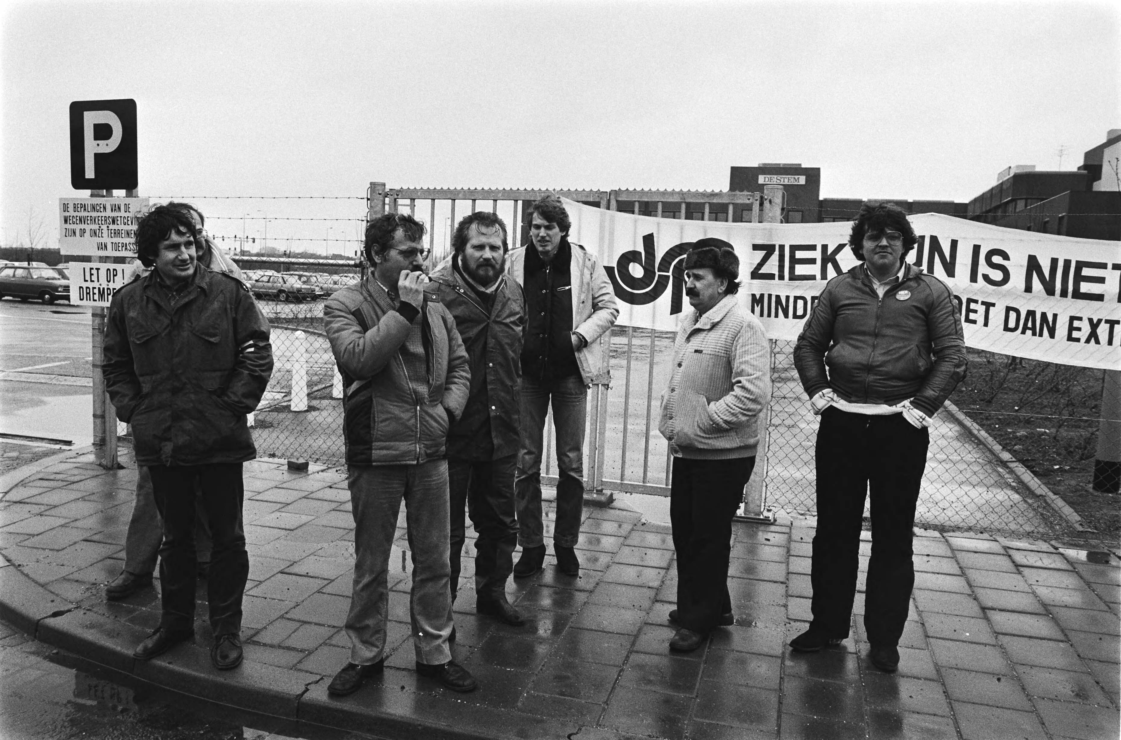 Fotocollectie Anefo — Staking bij Dagblad De Stem in Breda in verband met korting op ziekengeld. Postende stakers bij de poort van De Stem — Foto: Bogaerts, Rob / Anefo. Licentie: Set B: Rechtenvrij / Publiek Domein. Bron: Nationaal Archief. http://hdl.handle.net/10648/ad1234b8-d0b4-102d-bcf8-003048976d84