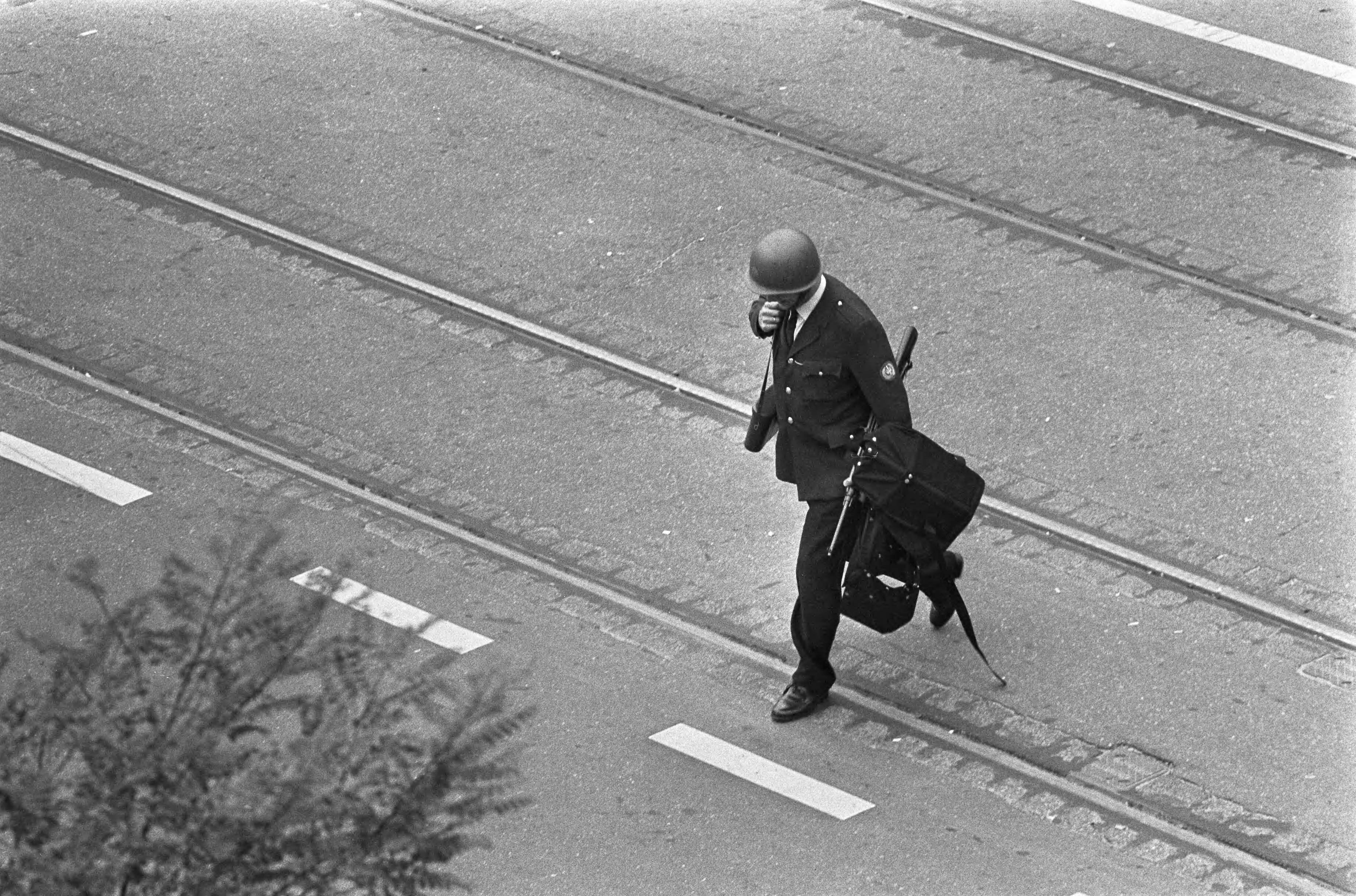 Fotocollectie Anefo — Japanse terroristen gijzelen Franse ambassadeur en 10 anderen in Franse ambassade in Den Haag , een scherpschutter met kogelvrij vest over arm op weg naar — Foto: Mieremet, Rob / Anefo. Licentie: Set B: Rechtenvrij / Publiek Domein. Bron: Nationaal Archief. http://hdl.handle.net/10648/ac5537fa-d0b4-102d-bcf8-003048976d84