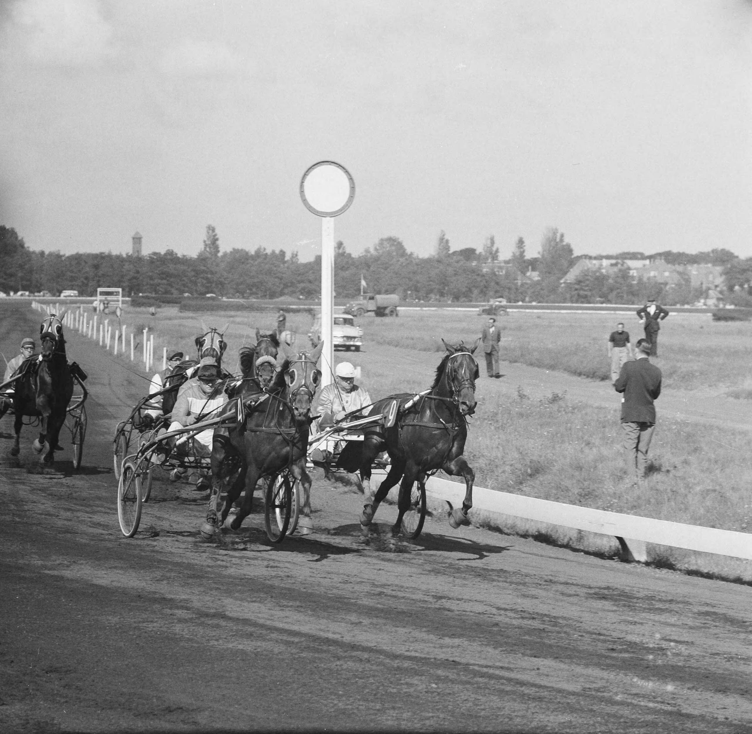 Fotocollectie Anefo — Derby op Duindigt ( nummer 9 Axkit Hollandia met W.H. Geersen en Apael Spenser met P.J. Verhoeve ) — Foto: Nijs, Jac. de / Anefo. Licentie: Set B: Rechtenvrij / Publiek Domein. Bron: Nationaal Archief. http://hdl.handle.net/10648/aa1253f6-d0b4-102d-bcf8-003048976d84