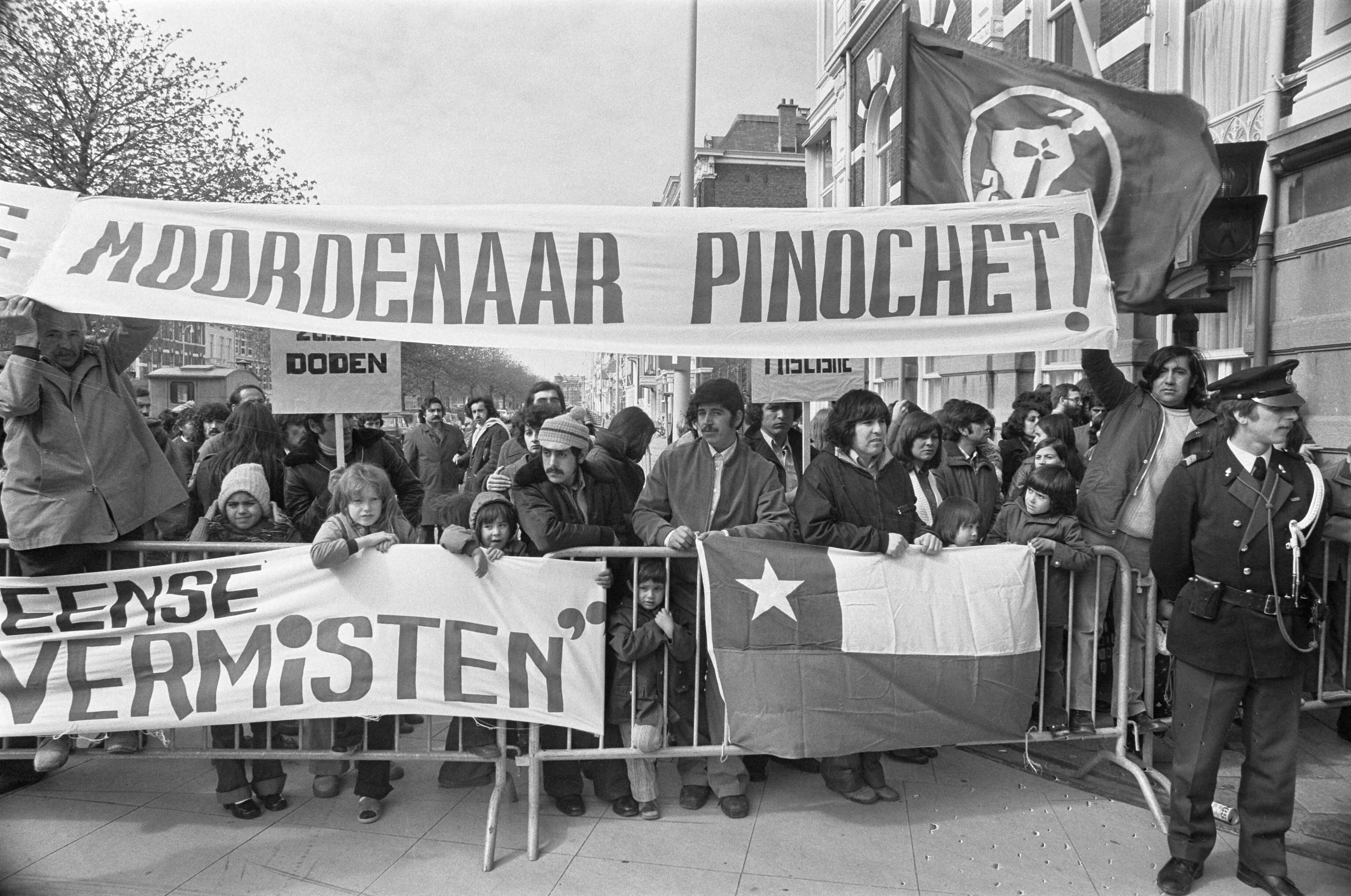 Demonstratie bij de Chileense ambassade in Den Haag — Betogers demonstreren tegen de grootschalige verdwijningen van politieke tegenstanders onder het bewind van de Chileense generaal-president Pinochet — Foto: Suyk, Koen / Anefo. Licentie: Set B: Rechtenvrij / Publiek Domein. Bron: Nationaal Archief. http://hdl.handle.net/10648/ac9a0902-d0b4-102d-bcf8-003048976d84
