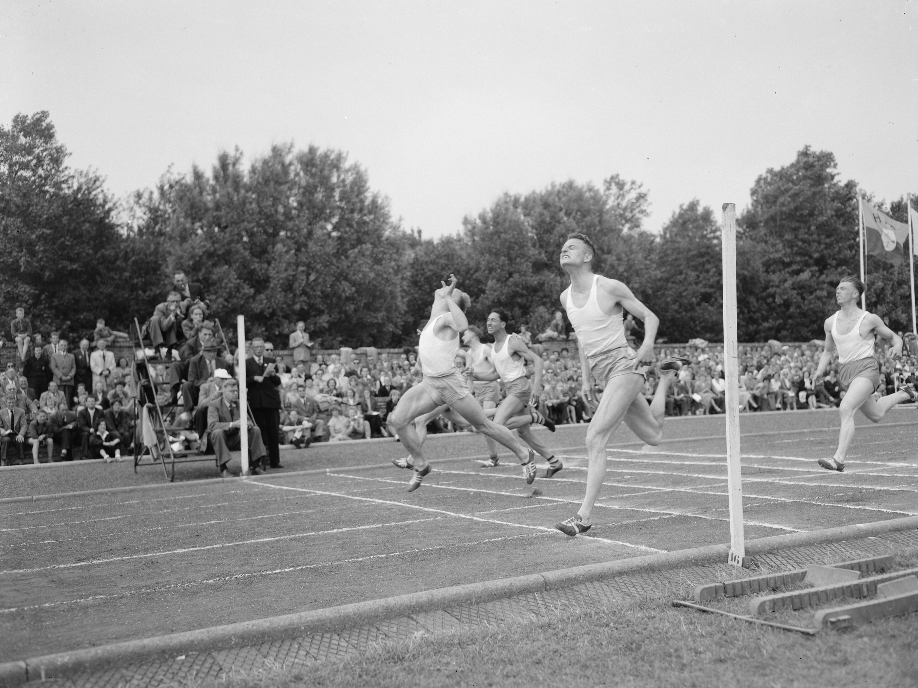Fotocollectie Anefo — Atletiek. Den Haag tegen Rest van Nederland. Finale 100 m heren — Foto: Noske, J.D. / Anefo. Licentie: Set B: Rechtenvrij / Publiek Domein. Bron: Nationaal Archief. http://hdl.handle.net/10648/a925923c-d0b4-102d-bcf8-003048976d84
