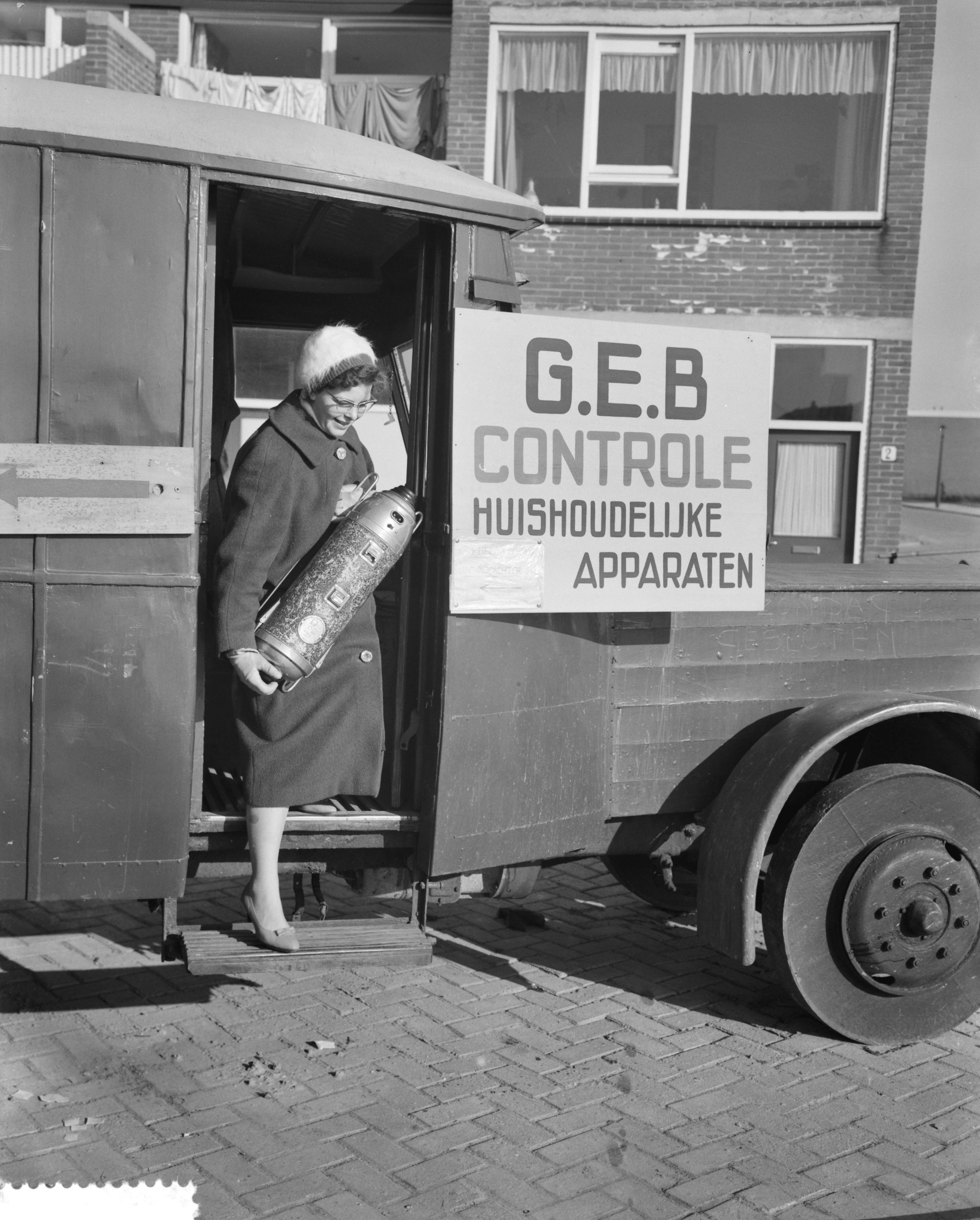 Fotocollectie Anefo — Doormeten van elektrische apparaten door het GEB in Tuindorp Oostzaan — Foto: Rossem, Wim van / Anefo. Licentie: Set B: Rechtenvrij / Publiek Domein. Bron: Nationaal Archief. http://hdl.handle.net/10648/a9a7bca8-d0b4-102d-bcf8-003048976d84