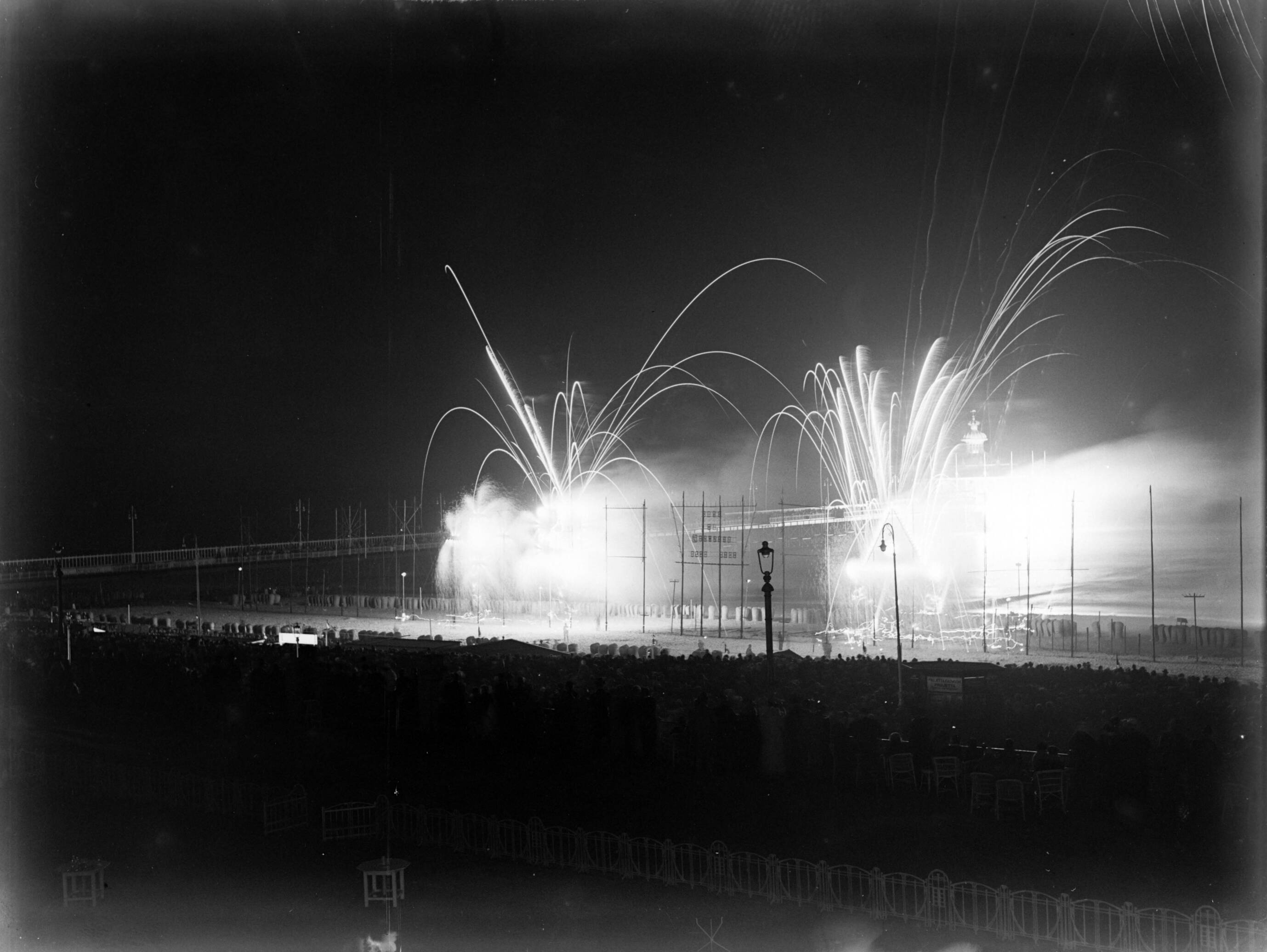 Scheveningen. — Vuurwerk op de boulevard in Scheveningen — Foto: Poll, Willem van de. Licentie: Set B: Rechtenvrij / Publiek Domein. Bron: Nationaal Archief. http://hdl.handle.net/10648/ae9ad9f2-d0b4-102d-bcf8-003048976d84