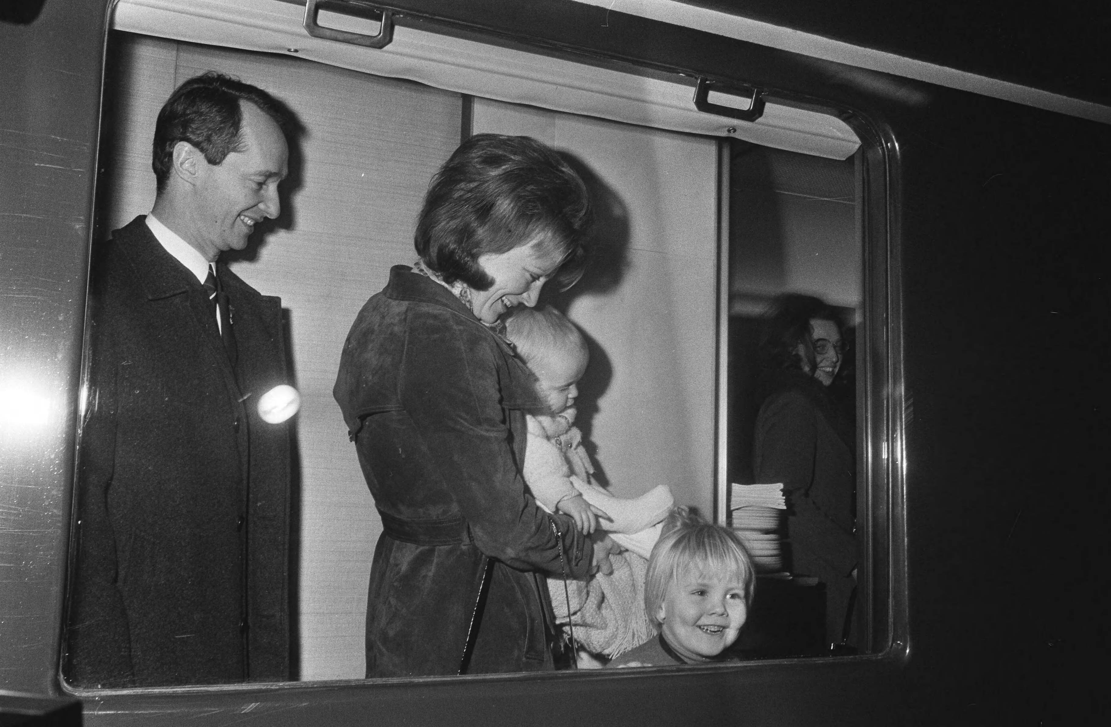 Fotocollectie Anefo — Koninklijke Familie vertrekt per trein naar Lech voor wintervakantie, vanaf Baarn; Prins Carlos sr. , Prinses Irene met zoon, Prins Willem Alexander / — Foto: Verhoeff, Bert / Anefo. Licentie: Set B: Rechtenvrij / Publiek Domein. Bron: Nationaal Archief. http://hdl.handle.net/10648/abb587dc-d0b4-102d-bcf8-003048976d84