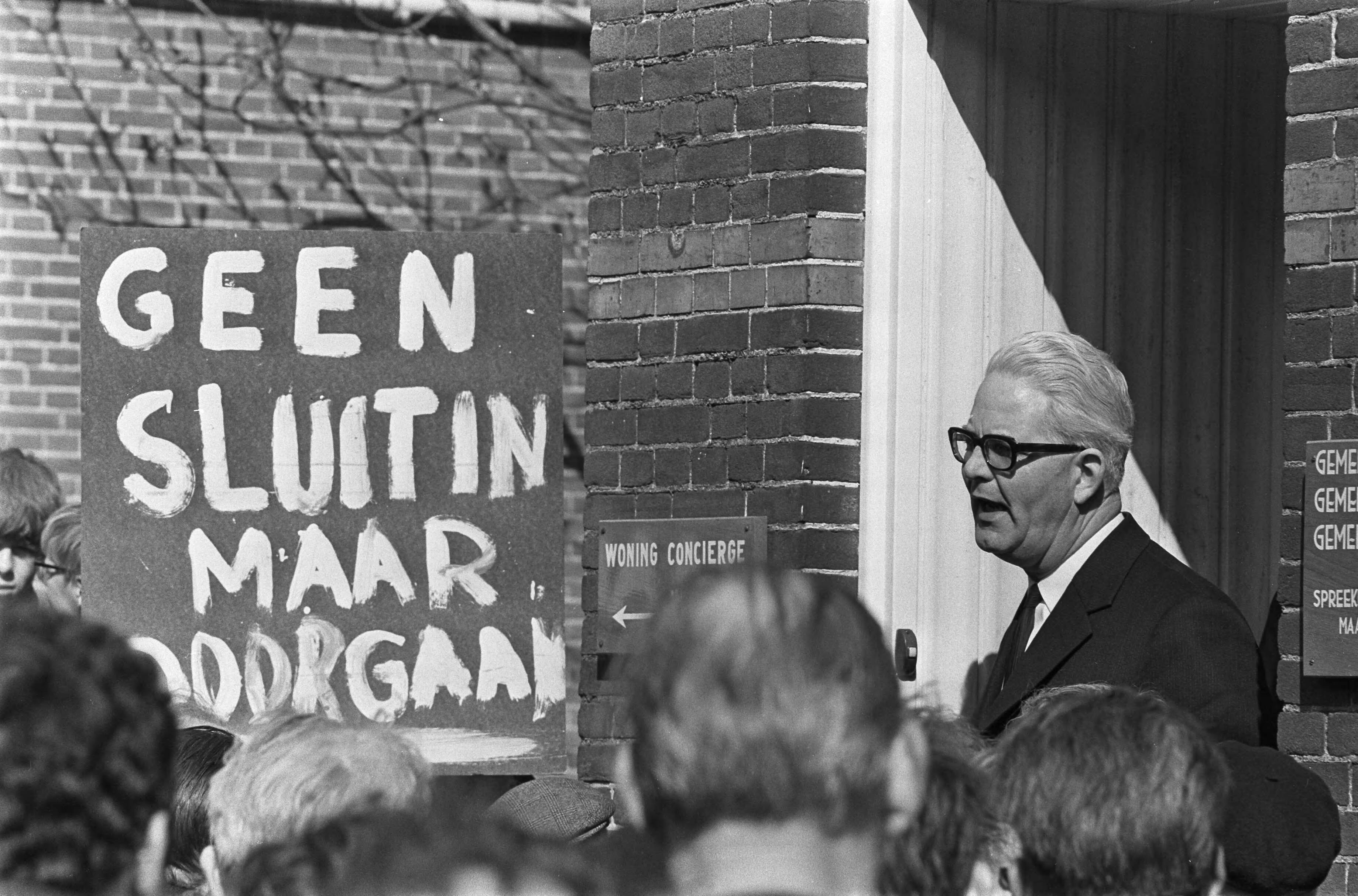 Fotocollectie Anefo — Arbeiders demonstreren tegen de voorgenomen sluiting van fabriek van Thomassen en Drijver Verblifa burgemeester Tjaberings spreekt de demonstranten toe bij het — Foto: Evers, Joost / Anefo. Licentie: Set B: Rechtenvrij / Publiek Domein. Bron: Nationaal Archief. http://hdl.handle.net/10648/ab65d46c-d0b4-102d-bcf8-003048976d84