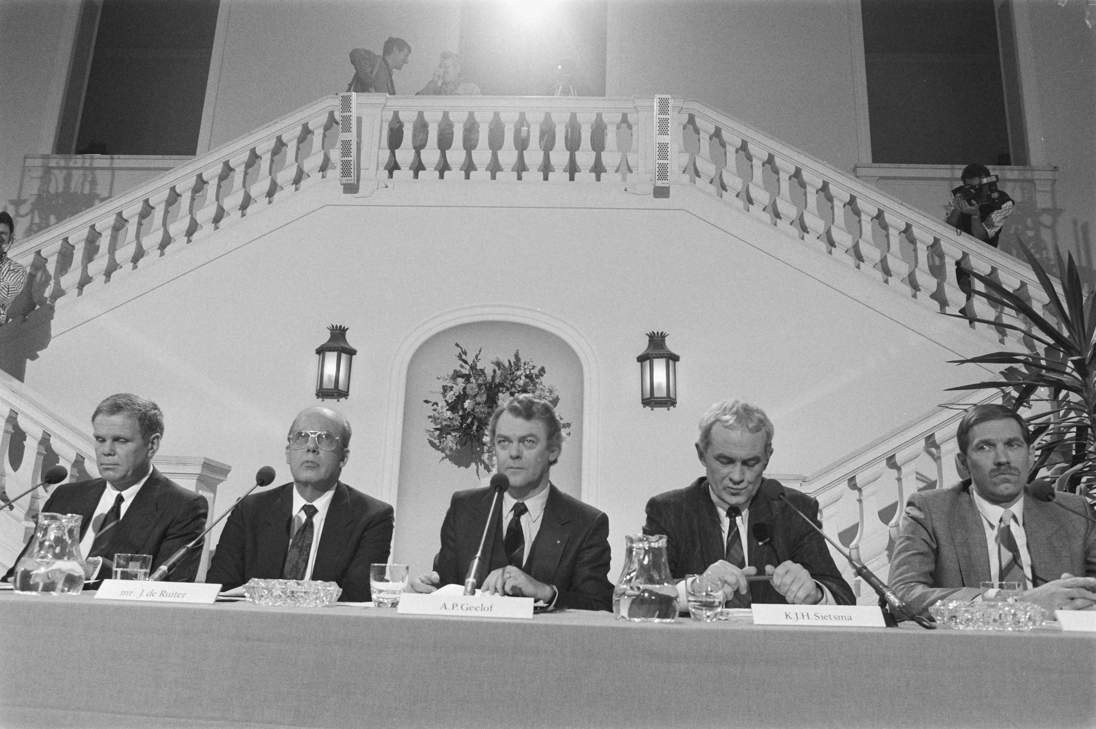 Fotocollectie Anefo — Persconferentie i.v.m. ontvoering Gerrit Jan Heijn in gemeentehuis Bloemendaal met tv-programma "Opsporing Verzocht" — Foto: Croes, Rob C. / Anefo. Licentie: Set B: Rechtenvrij / Publiek Domein. Bron: Nationaal Archief. http://hdl.handle.net/10648/ad67376a-d0b4-102d-bcf8-003048976d84