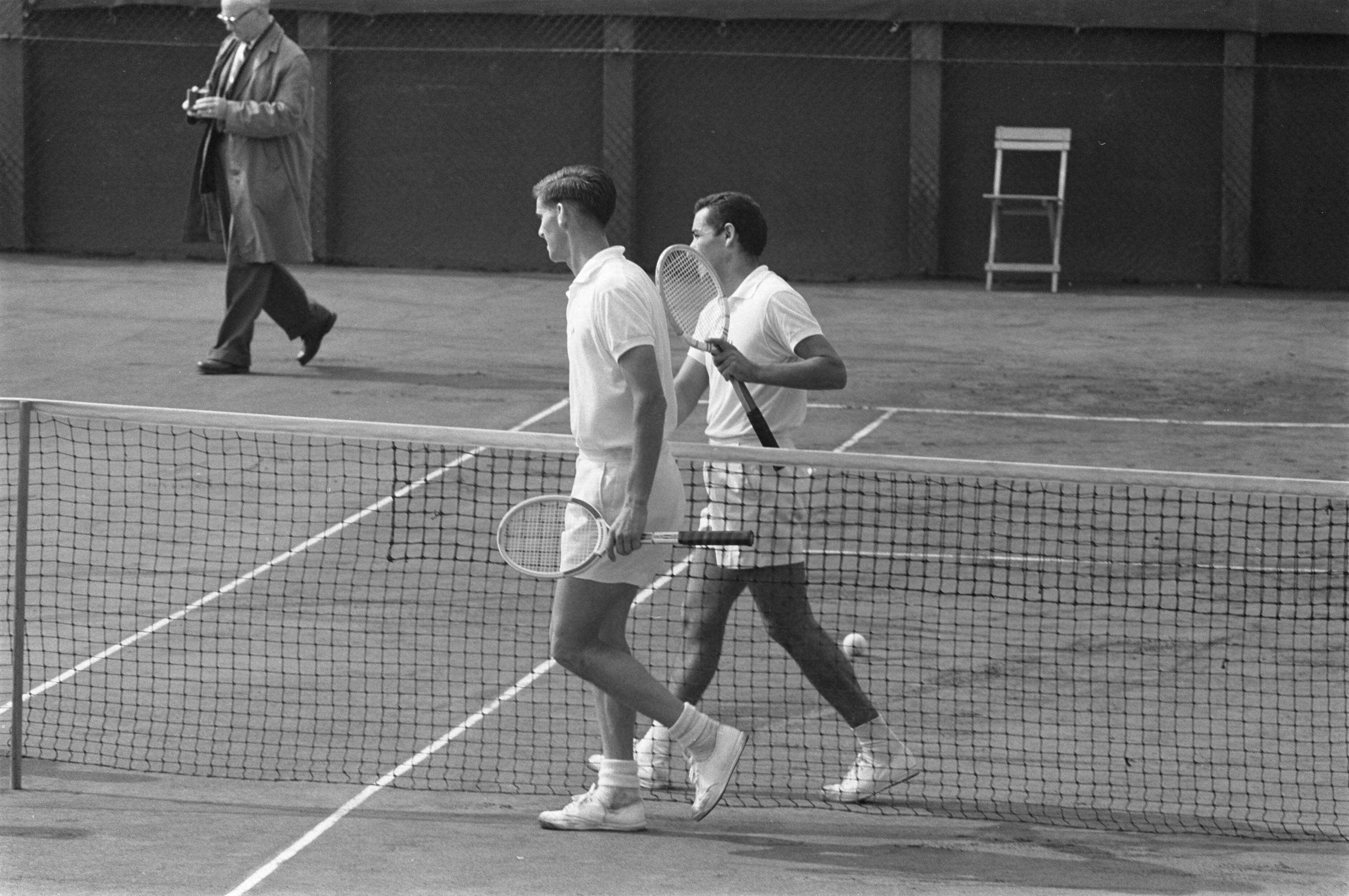Fotocollectie Anefo — Wimbledonspelers spelen demonstratiepartijen tennis op de METS-banen te Scheveningen. Ayala en Emerson — Foto: Pot, Harry / Anefo. Licentie: Set B: Rechtenvrij / Publiek Domein. Bron: Nationaal Archief. http://hdl.handle.net/10648/a9dbd7ea-d0b4-102d-bcf8-003048976d84
