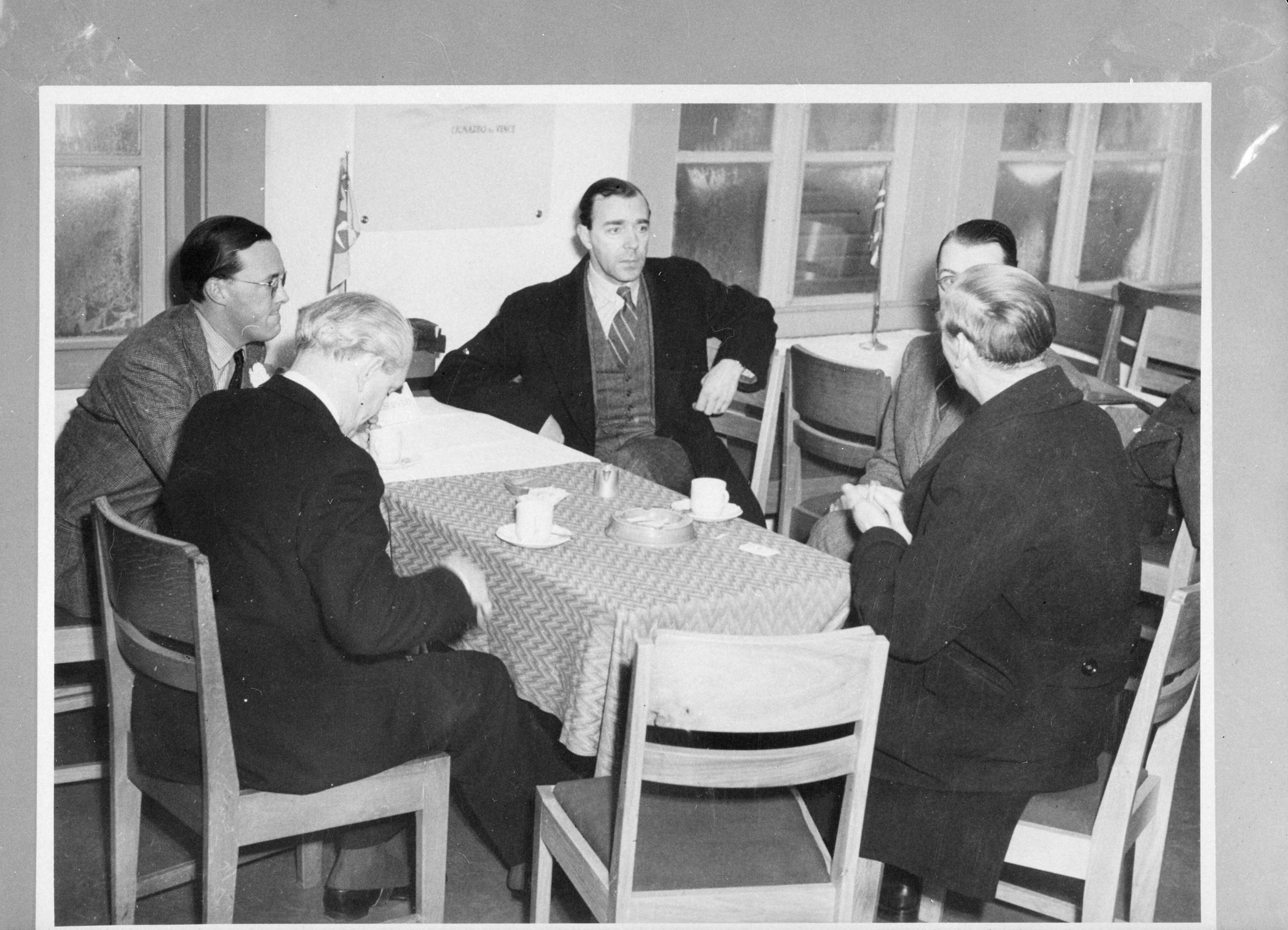 Fotocollectie Van de Poll — Prins Bernhard en anderen in gesprek met kroonprins Gustav Adolf van Zweden, waarschijnlijk op Schiphol vlak voor de fatale vlucht van de Zweedse prins — Foto: Poll, Willem van de. Licentie: Set B: Rechtenvrij / Publiek Domein. Bron: Nationaal Archief. http://hdl.handle.net/10648/aeea246c-d0b4-102d-bcf8-003048976d84