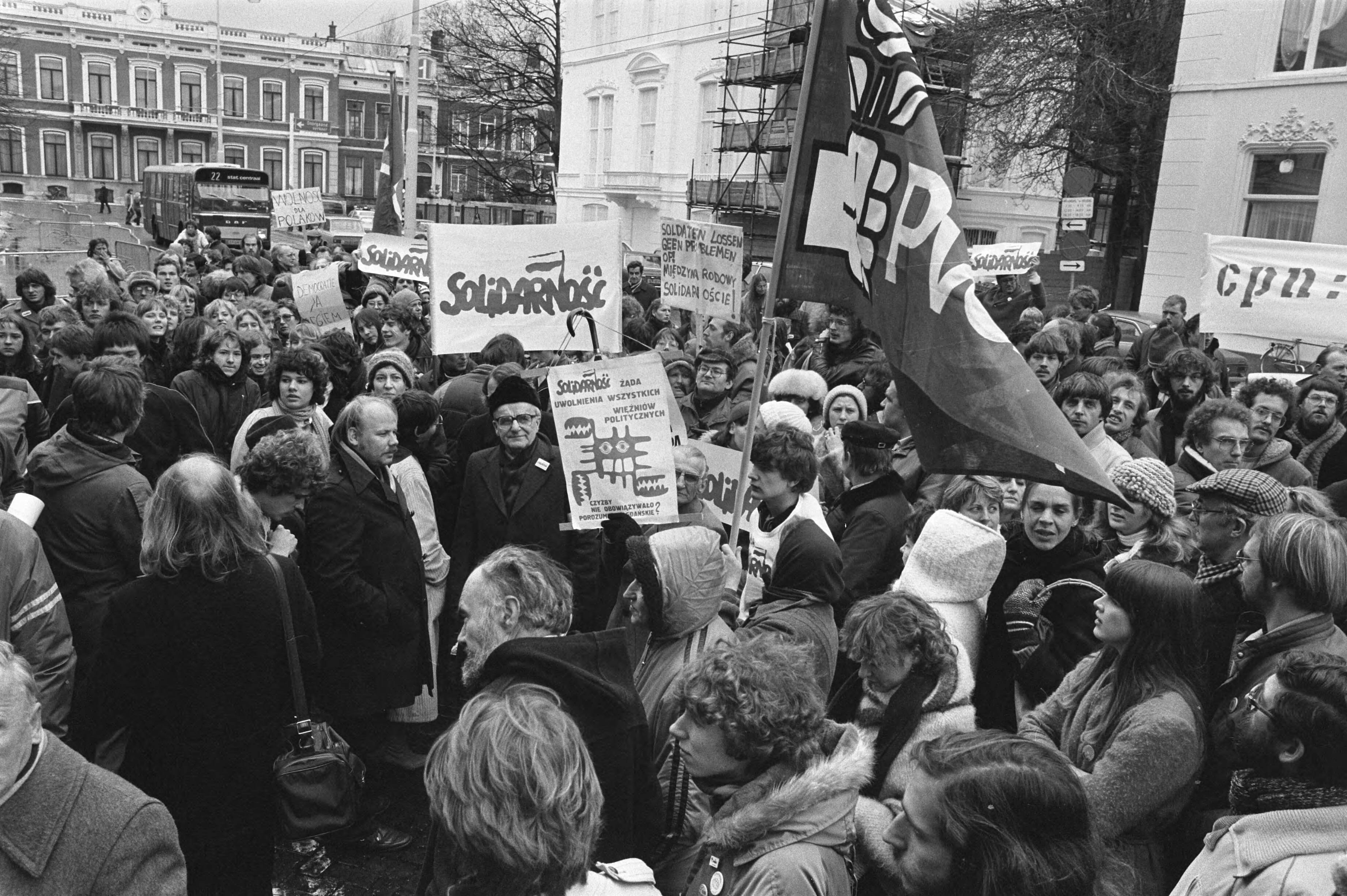 Fotocollectie Anefo — Demonstratie voor Poolse ambassade in Den Haag tegen staat van beleg in Polen. Beelden van de demonstratie — Foto: Bogaerts, Rob / Anefo. Licentie: Set B: Rechtenvrij / Publiek Domein. Bron: Nationaal Archief. http://hdl.handle.net/10648/ad0b4810-d0b4-102d-bcf8-003048976d84