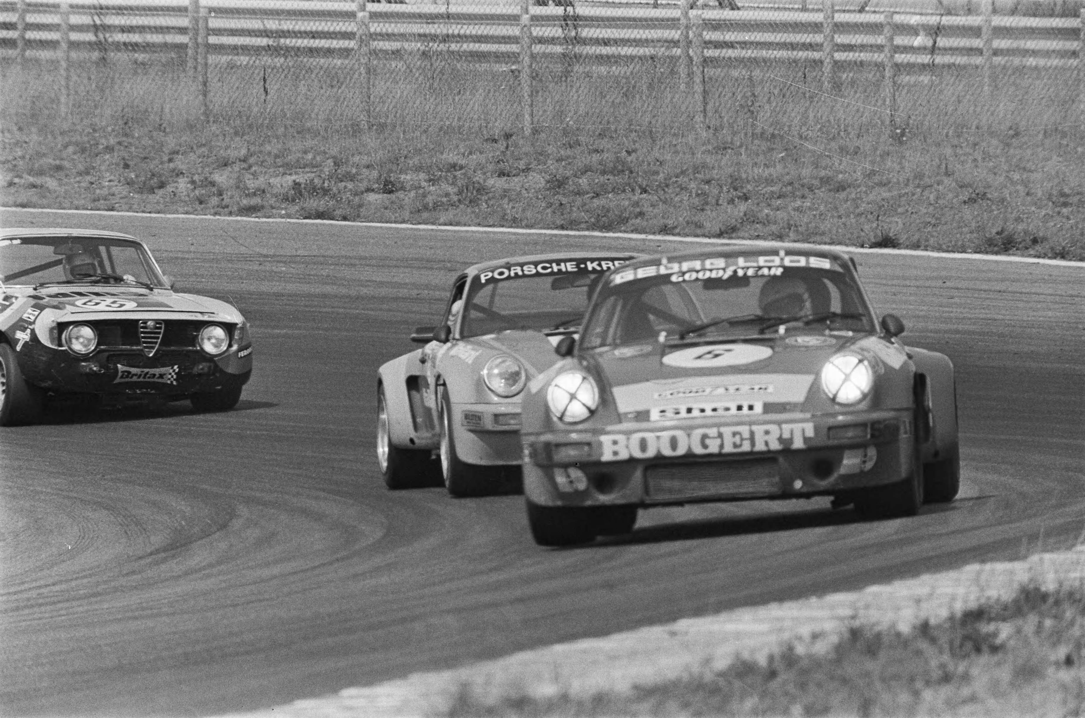 Trophy van Zandvoort 1975 — Toine Hezemans op kop, daarachter Gijs van Lennep — Foto: Peters, Hans / Anefo. Licentie: Set B: Rechtenvrij / Publiek Domein. Bron: Nationaal Archief. http://hdl.handle.net/10648/ac6f5e64-d0b4-102d-bcf8-003048976d84