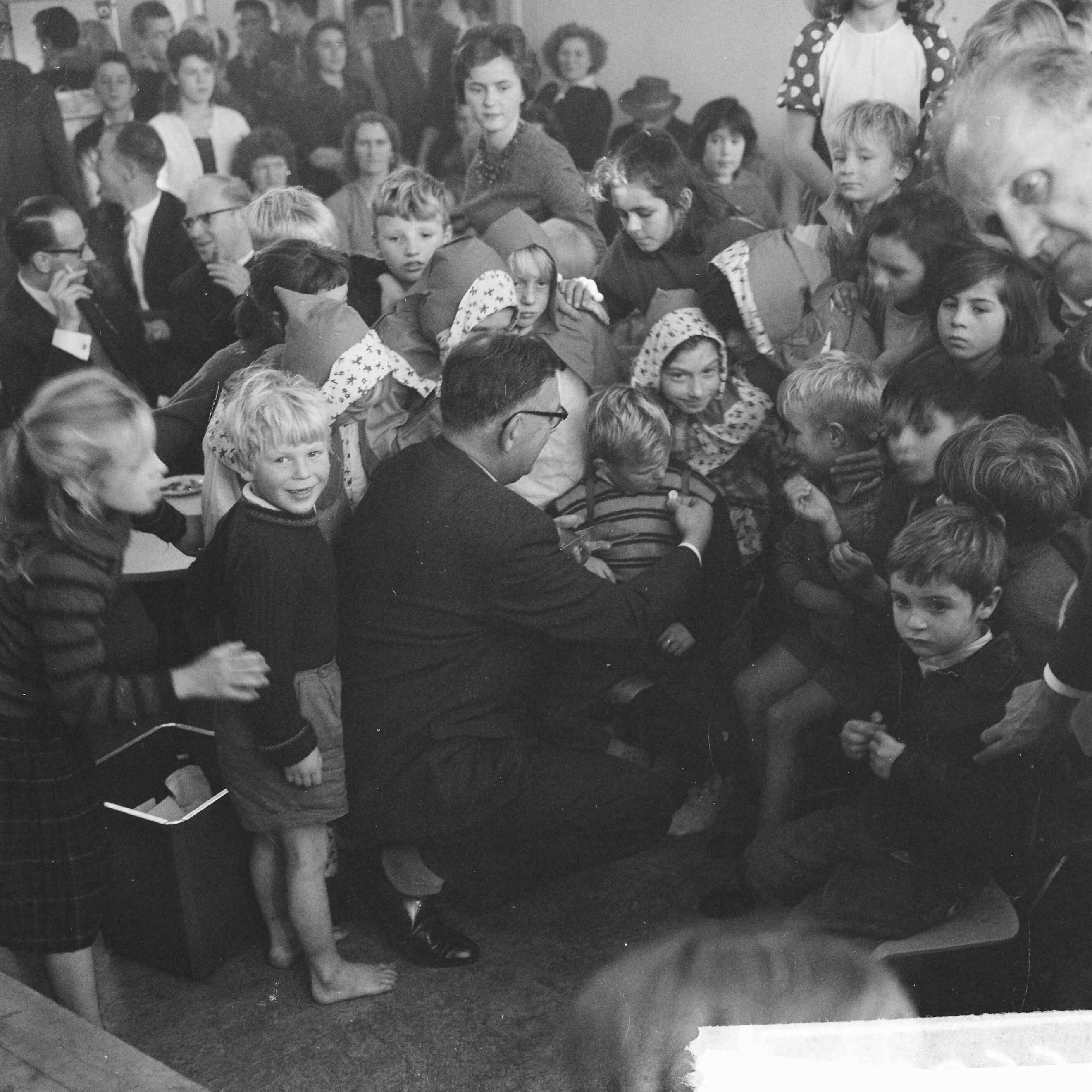 Fotocollectie Anefo — Actie "Opgeruimd staat netjes", kinderen in Den Haag ontvangen van dhr. Veldkamp een speldje — Foto: Koch, Eric / Anefo. Licentie: Set B: Rechtenvrij / Publiek Domein. Bron: Nationaal Archief. http://hdl.handle.net/10648/aa1e313a-d0b4-102d-bcf8-003048976d84