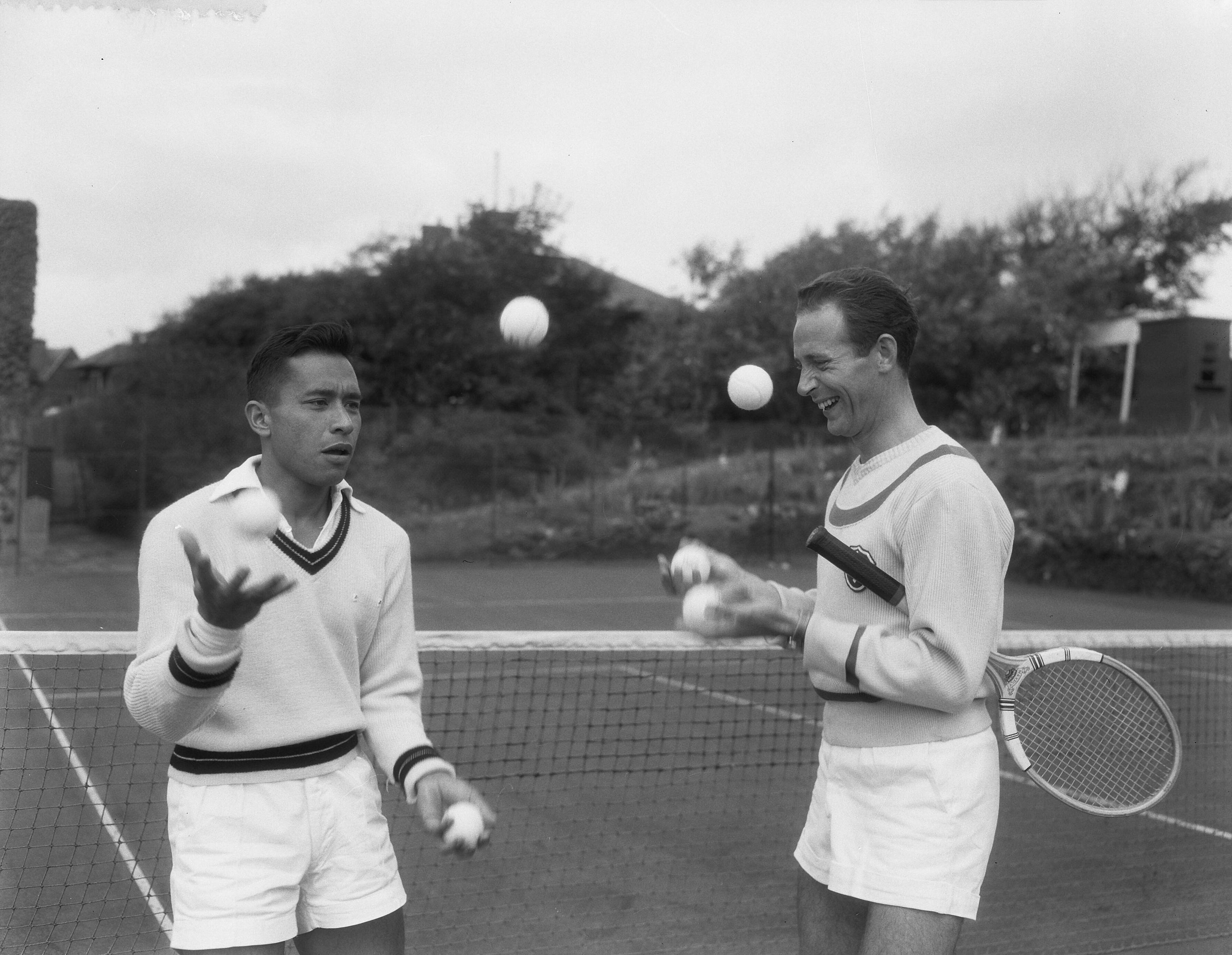 Fotocollectie Anefo — Nederlandse tenniskampioenschappen op de METS-banen te Scheveningen. Links Lex Karamoy — Foto: Duinen, G.W. van / Anefo. Licentie: Set B: Rechtenvrij / Publiek Domein. Bron: Nationaal Archief. http://hdl.handle.net/10648/a92806de-d0b4-102d-bcf8-003048976d84