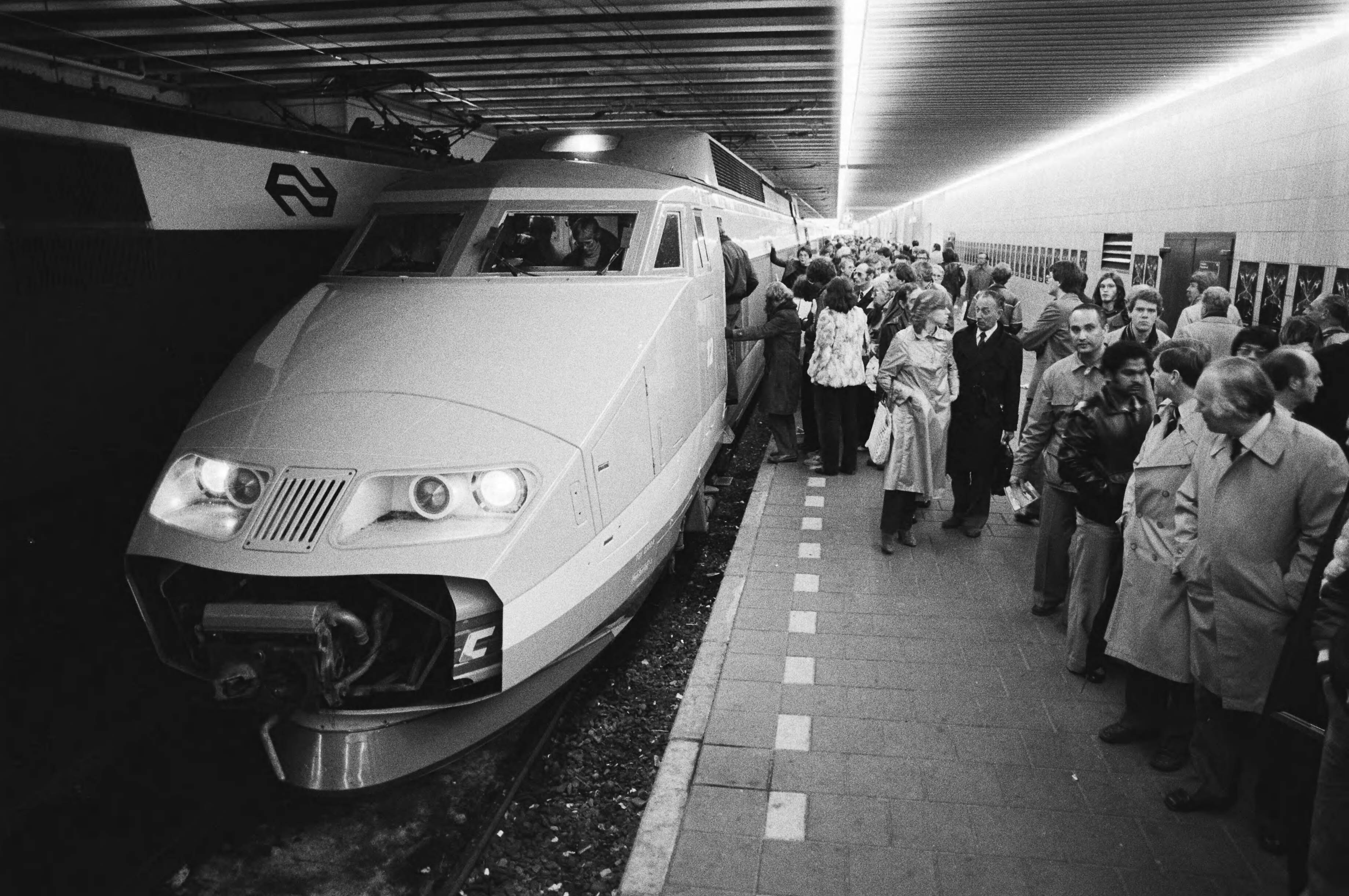 Fotocollectie Anefo — Snelste trein ter Wereld "De Train Grande Vitesse" (TGV) Centraal Station Den Haag , topsnelheid van de trein is 380 kilometer per uur — Foto: Antonisse, Marcel / Anefo. Licentie: Set B: Rechtenvrij / Publiek Domein. Bron: Nationaal Archief. http://hdl.handle.net/10648/acfa67de-d0b4-102d-bcf8-003048976d84