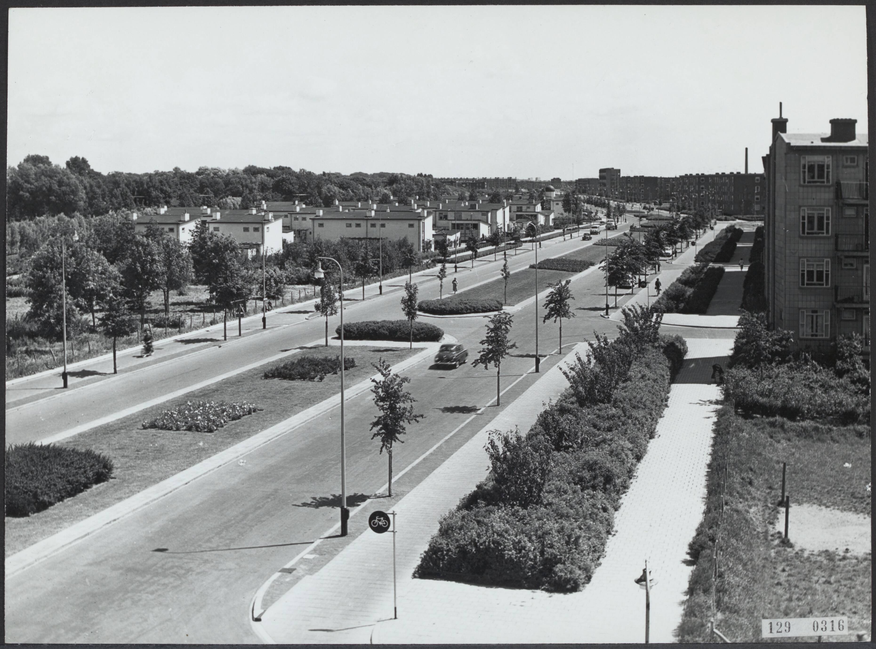 Steden [RVD] — Loevesteinlaan, 's-Gravenhage — Foto: Fotodienst Gemeente Den Haag. Licentie: Set B: Rechtenvrij / Publiek Domein. Bron: Nationaal Archief. http://hdl.handle.net/10648/af462032-d0b4-102d-bcf8-003048976d84